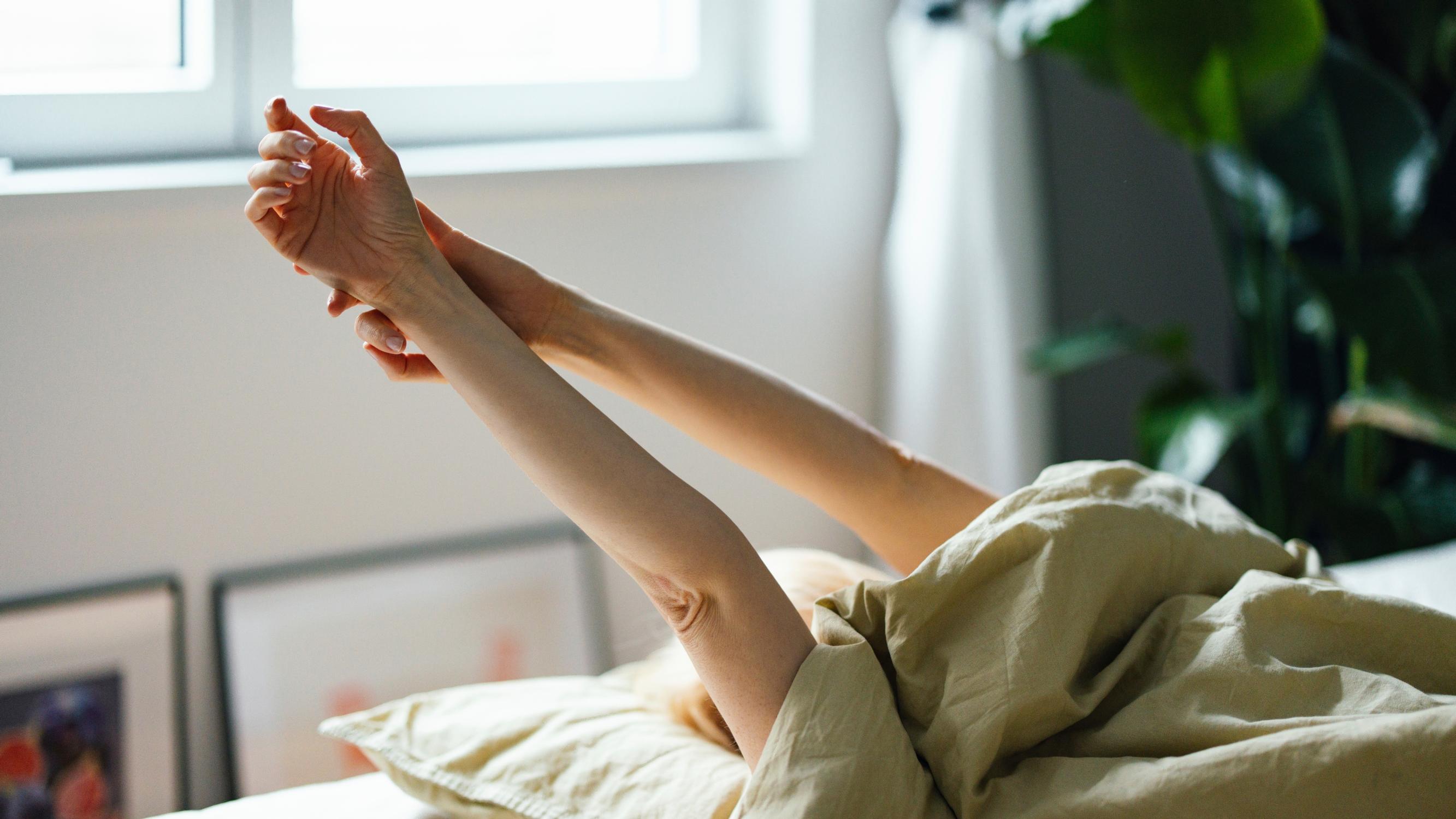 Nämä oireet voivat yllättää vaihdevuosissa – gynekologi Leena Väisälä kertoo, miksi pelkkä terveellinen elämäntapa ei riitä vähentämään oireita