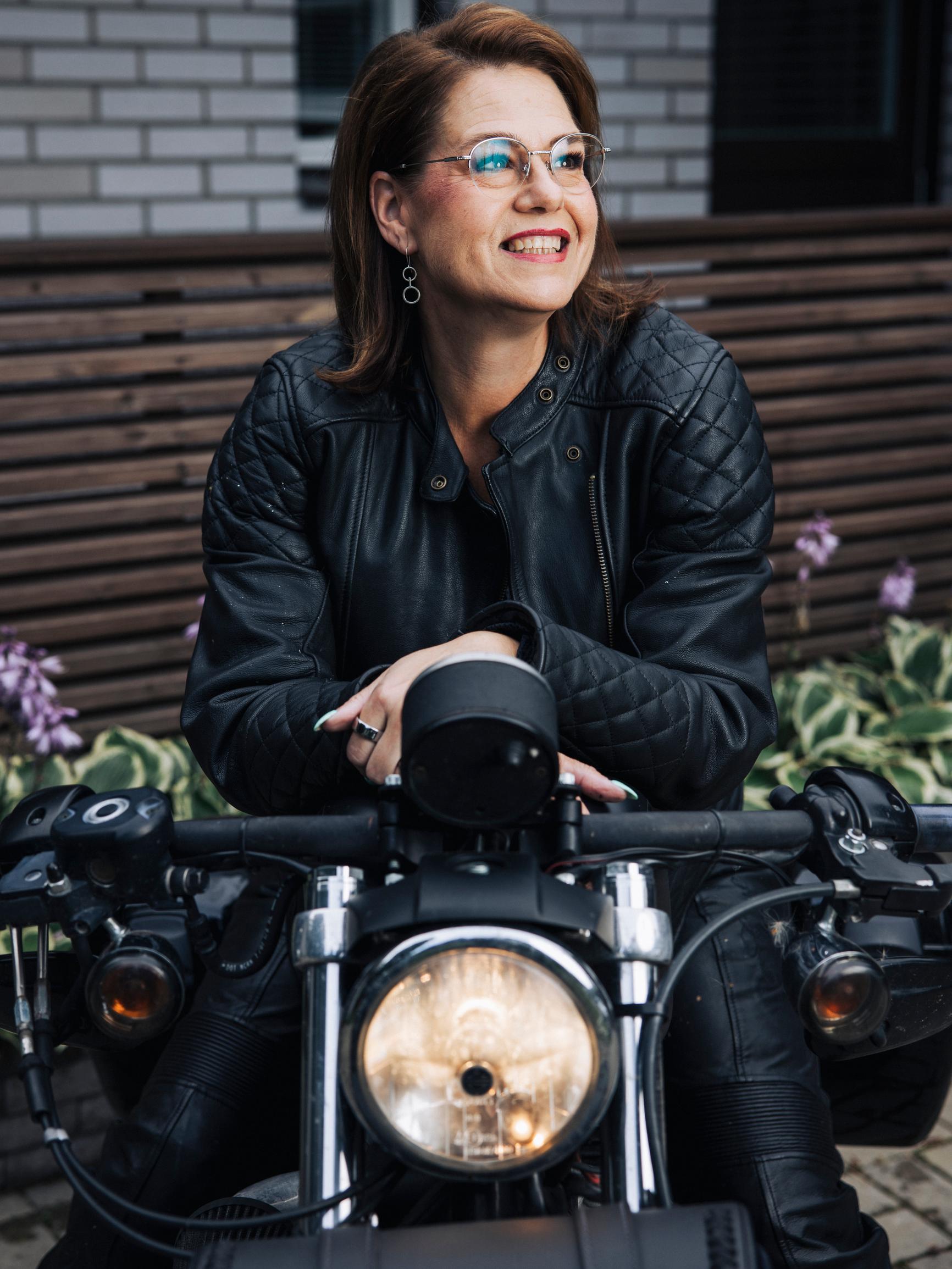 Kuntaliiton toimitusjohtaja Minna Karhunen rakastui Tinderissä rekkakuskiin: ”Kerromme joka päivä, kuinka paljon tykkäämme”