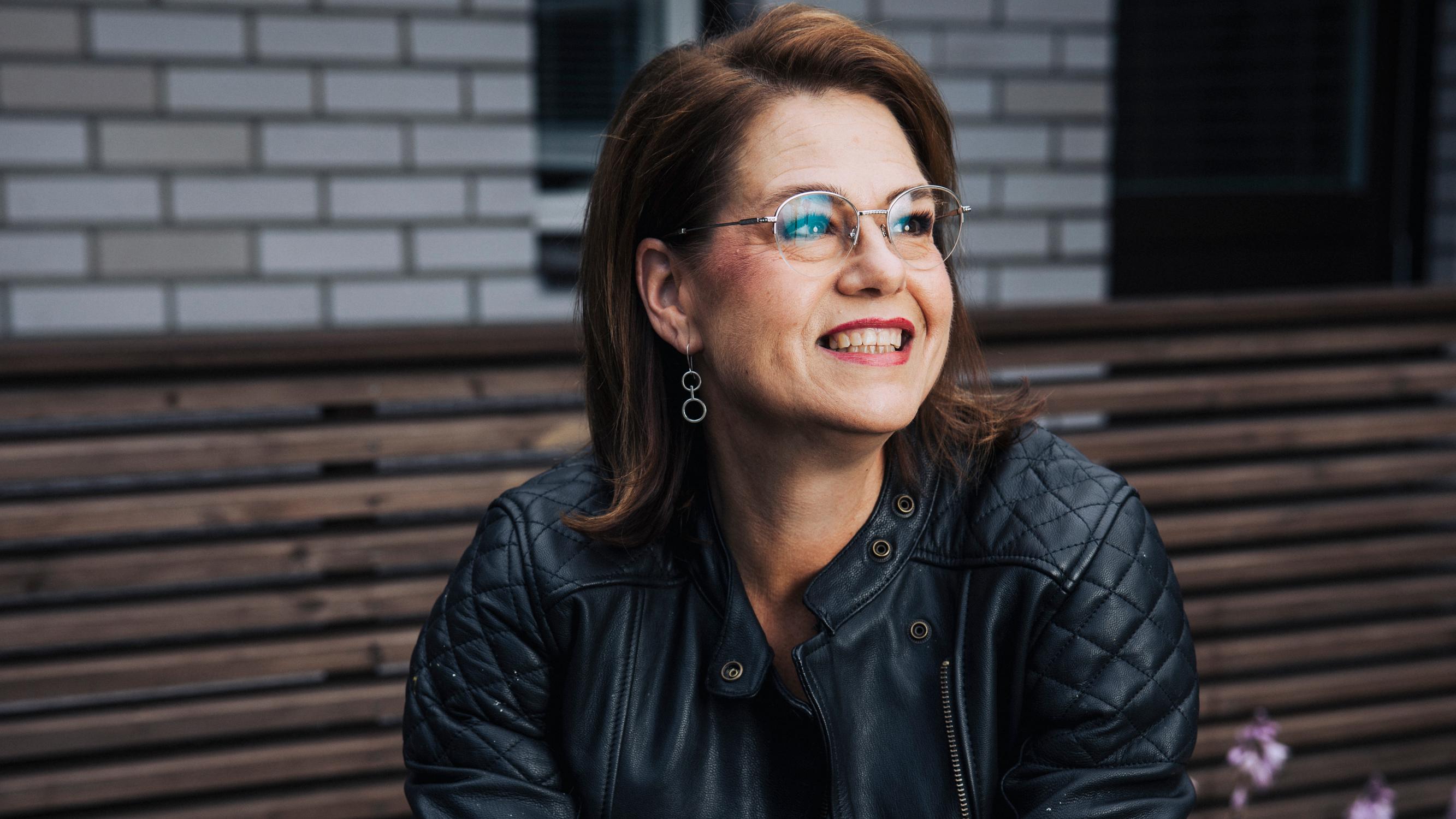 Kuntaliiton toimitusjohtaja Minna Karhunen rakastui Tinderissä rekkakuskiin: ”Kerromme joka päivä, kuinka paljon tykkäämme”