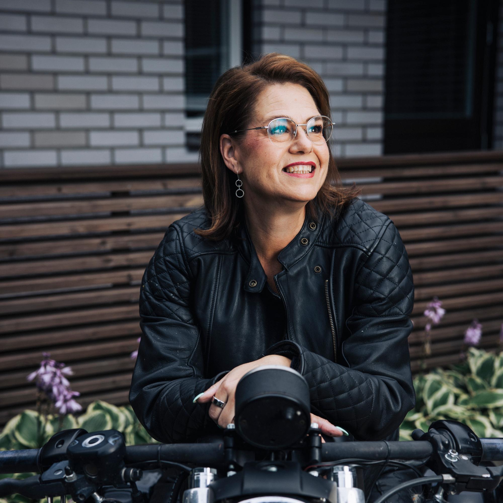 Kuntaliiton toimitusjohtaja Minna Karhunen rakastui Tinderissä rekkakuskiin: ”Kerromme joka päivä, kuinka paljon tykkäämme”