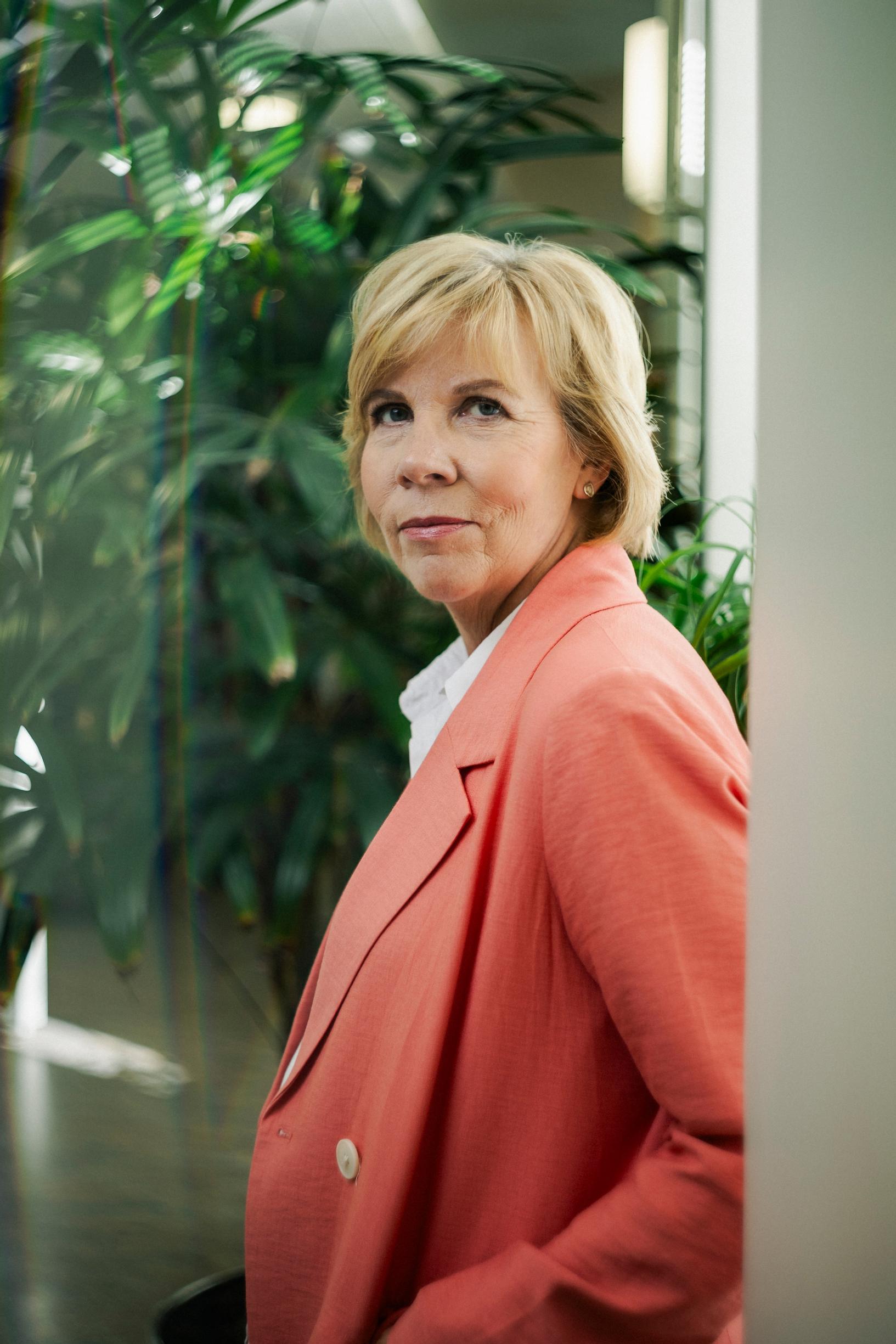 Anna-Maja ei haluaisi tulla heitetyksi tilanteisiin, joista hänellä ei ole hajuakaan. Mutta sitäkin on pakko sietää. Organisointikyky on hänen vahvuuksiaan. ”Minulla pysyy kymmenen palloa ilmassa yhtä aikaa.”