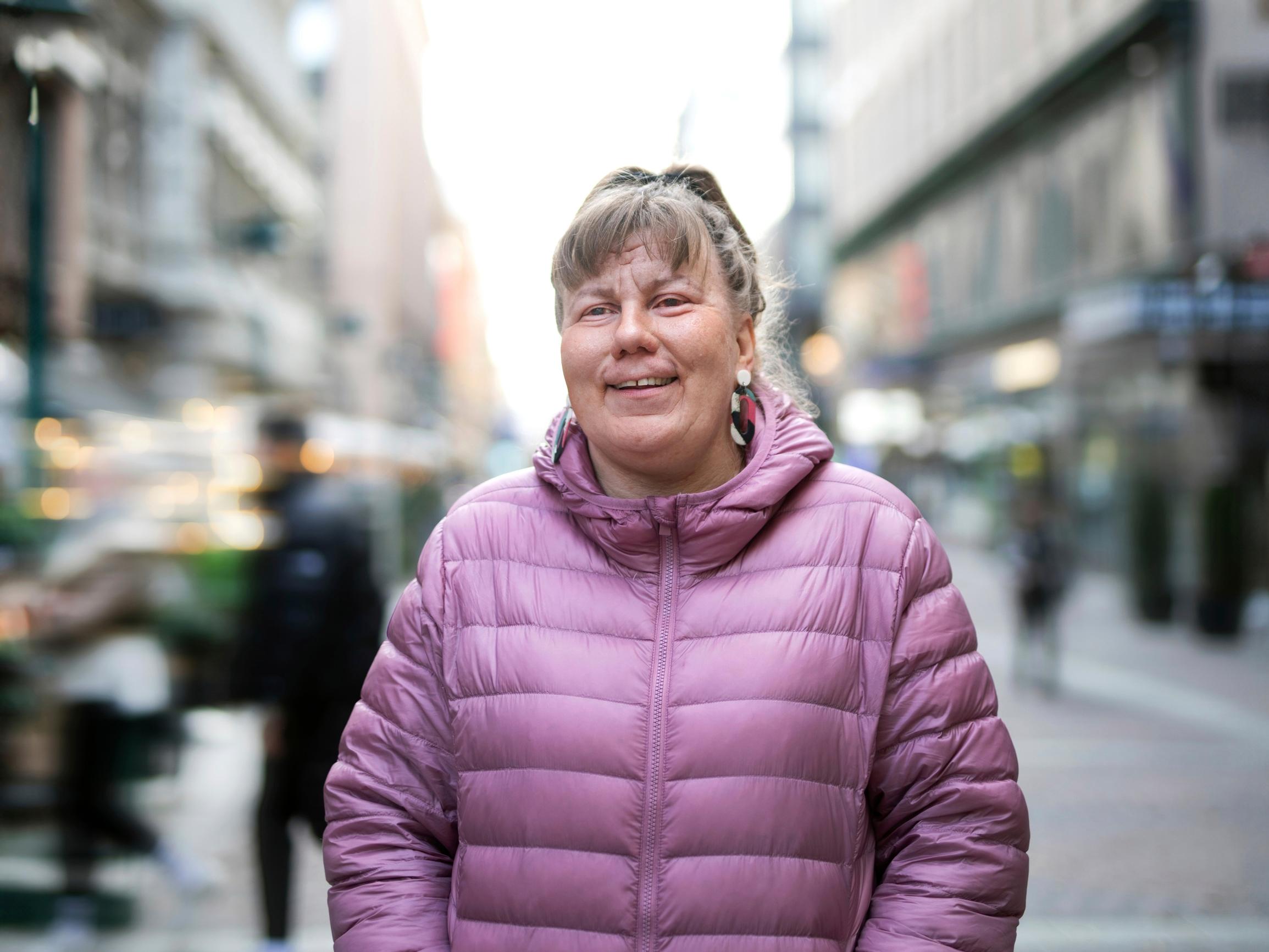 Sanna menetti kuulonsa lapsena ja sokeutui kaksikymppisenä – kertoo nyt, miksi ei halunnut näköä palauttavaa leikkausta