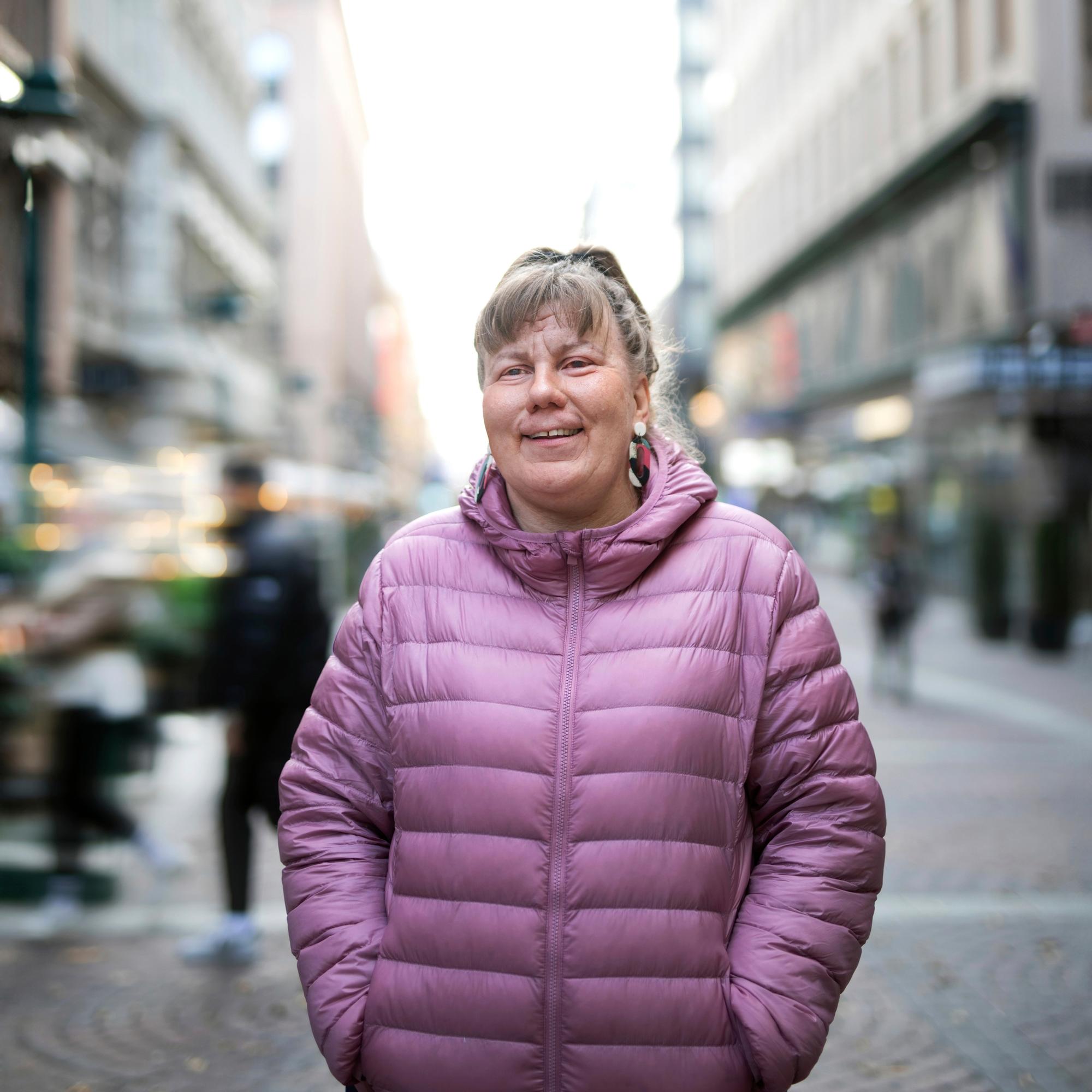 Sanna menetti kuulonsa lapsena ja sokeutui kaksikymppisenä – kertoo nyt, miksi ei halunnut näköä palauttavaa leikkausta