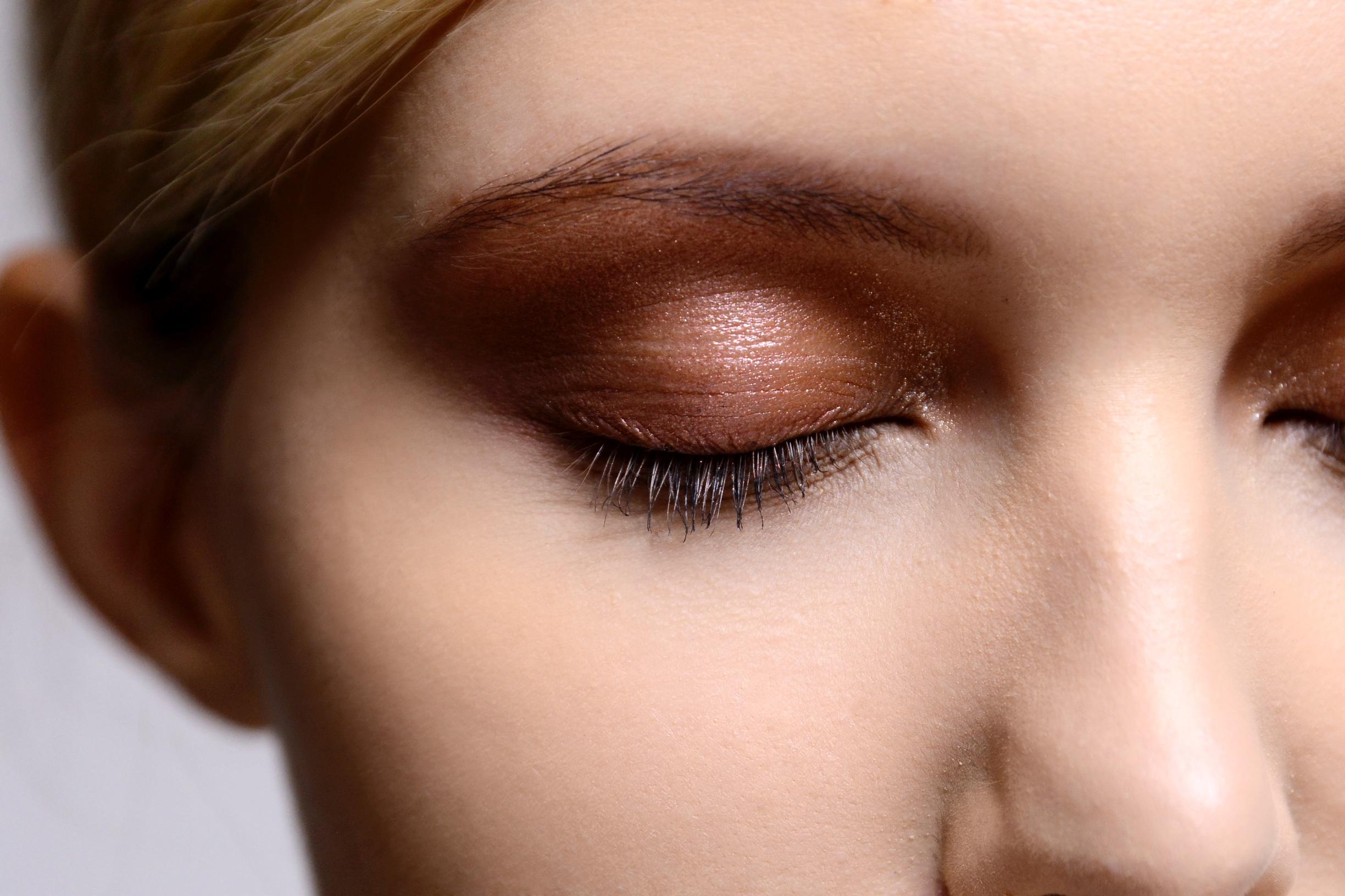 Tummat silmänaluset ja silmäpussit pois!