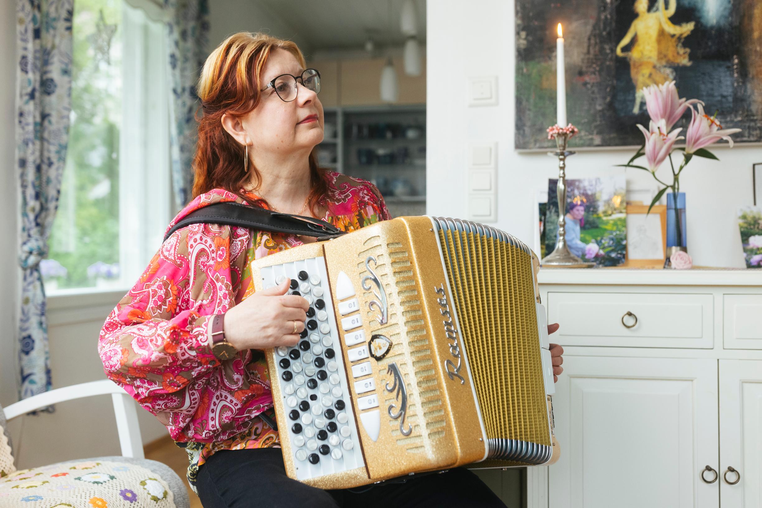 Kuoleman hetkellä Maria piti äitiään kädestä ja tarttui sitten haitariinsa soittaakseen äidilleen pitkät hyvästit.