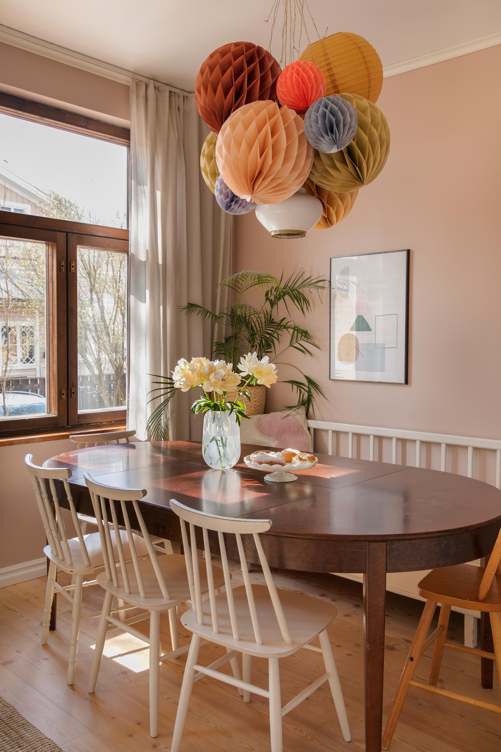 ”Rakastan juhlien jälkeistä kotia, ja siksi keittiön valaisimen päälle on jätetty koristeet edellisistä juhlista. Glitteriverho ovenkarmissa ja ilmapalloköynnökset katonrajassa ovat meillä tuttu näky.”