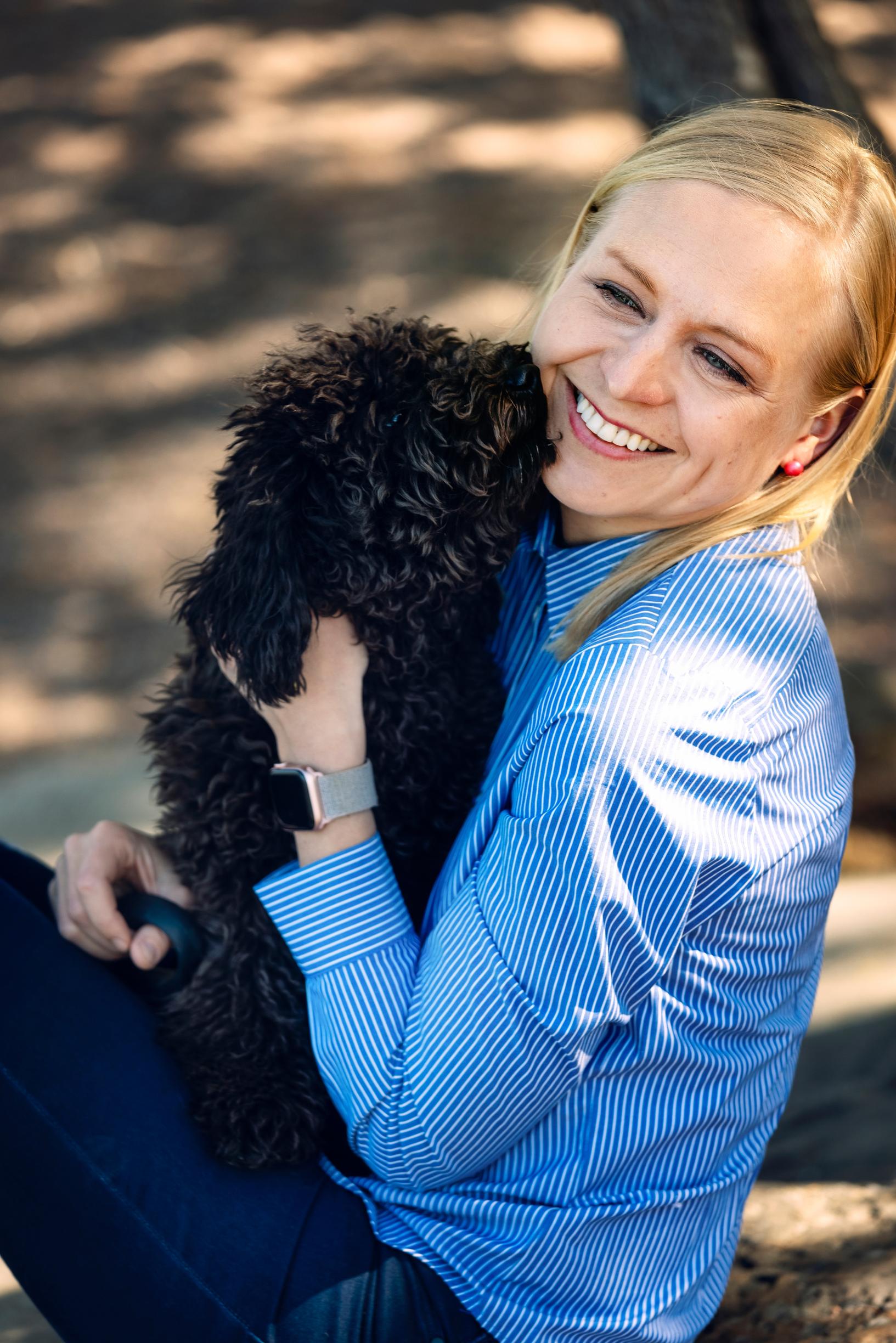 Joitakin vuosia sitten Elina Valtonen haaveili luomukanalasta, mutta haave vaihtui koiraksi. ”Tämän piti olla musta kääpiövillakoira, mutta puolivuotiaana Leo onkin ruskea ja keskikokoinen.”