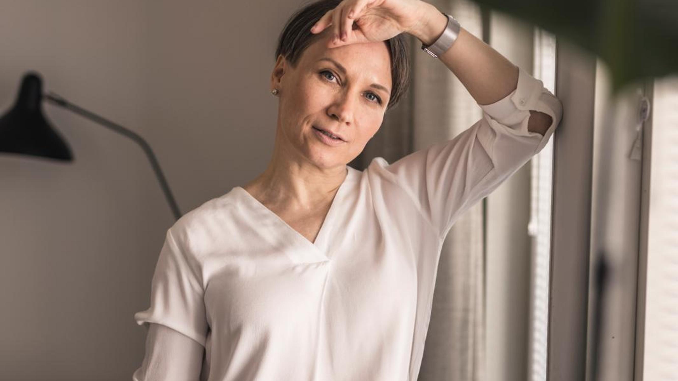 Tiinan vatsassa oli vuosia lähes huomaamaton pullistuma, ja lopulta tuli kiire leikkaussaliin – mutta eniten yllättivät sairausloman vaikutukset