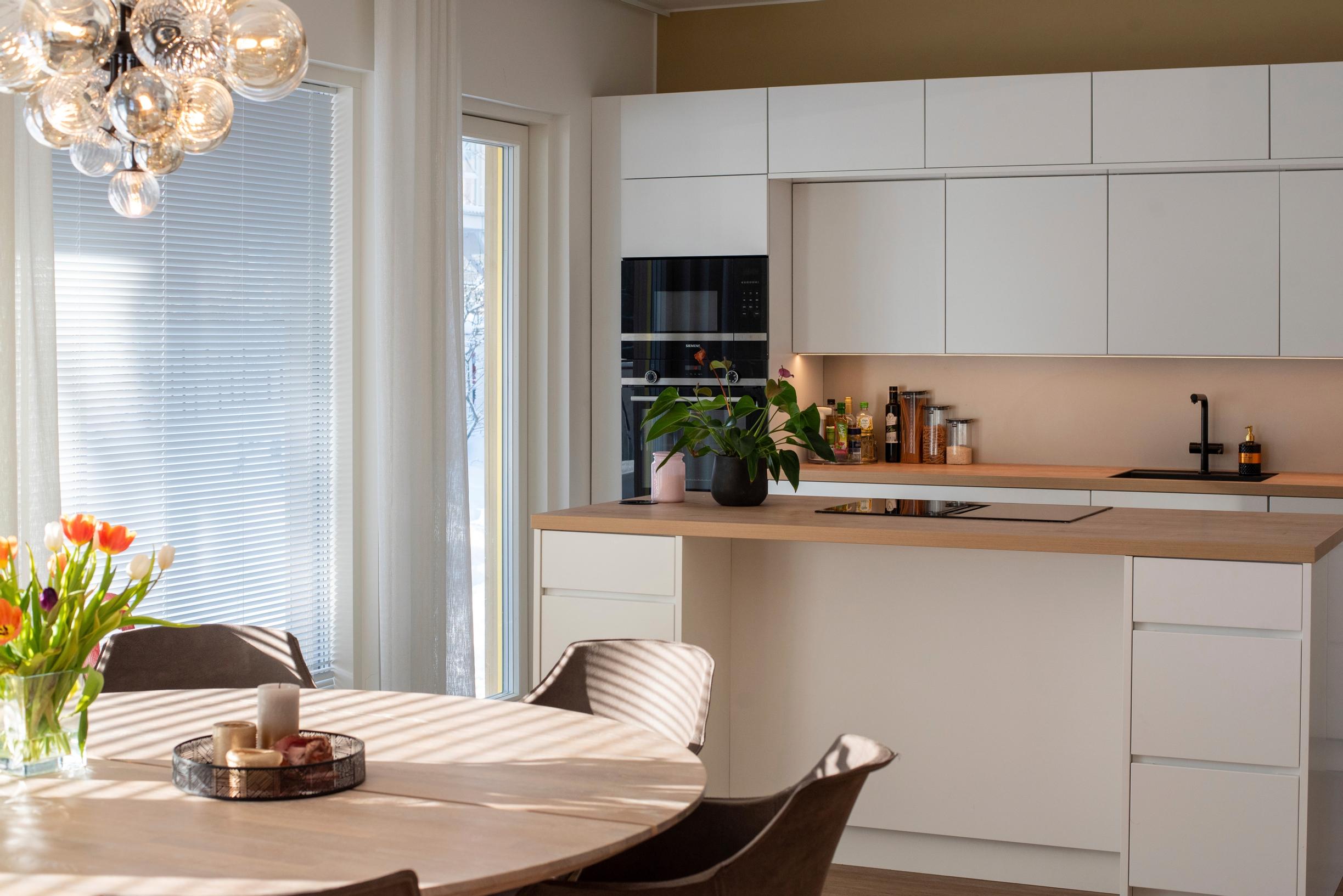 Avokeittiössä Hannah tykkää kokata italialaisia ja aasialaisia ruokia. Joskus kuopus Uno valittaa, että eikö äiti voisi tehdä ruokia, joita muutkin äidit tekevät. Toisinaan Hannah pyöräyttää makaronilaatikon kotirauhan vuoksi.