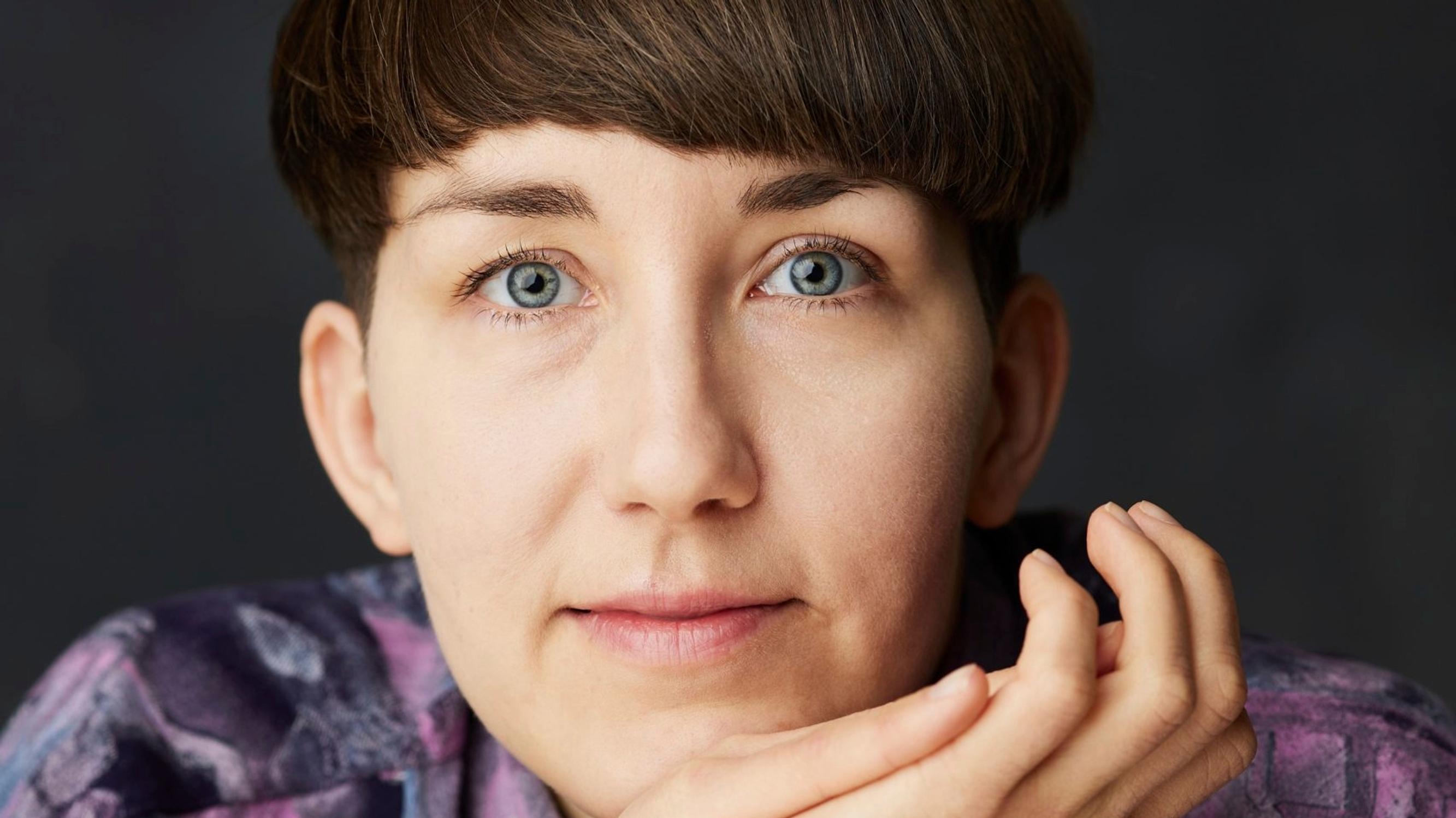 Jos haluat kirjoilta viisautta ja huumoria, tutustu näihin Eeva Turusen lukuvinkkeihin – yksi kirjailijan lempiteoksista riemastuttaa kurittomuudellaan