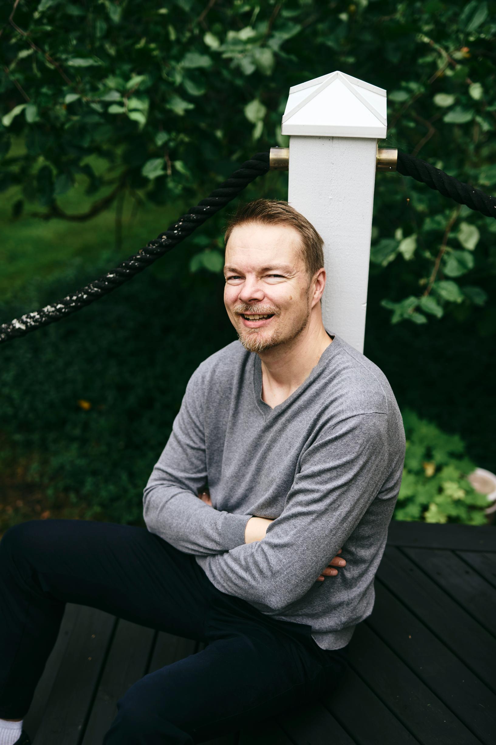 [Kalle sanoo, että uusi lapsi on mahdollinen, jos sopiva äiti löytyy. Sama äiti ei ole käytettävissä, sillä se olisi hänelle jo kolmas lapsi.] Kalle näki Urheiluruudussa jutun kumppanuusvanhemmuudesta ja innostui heti. Samoin kävi hänen vaimolleen.