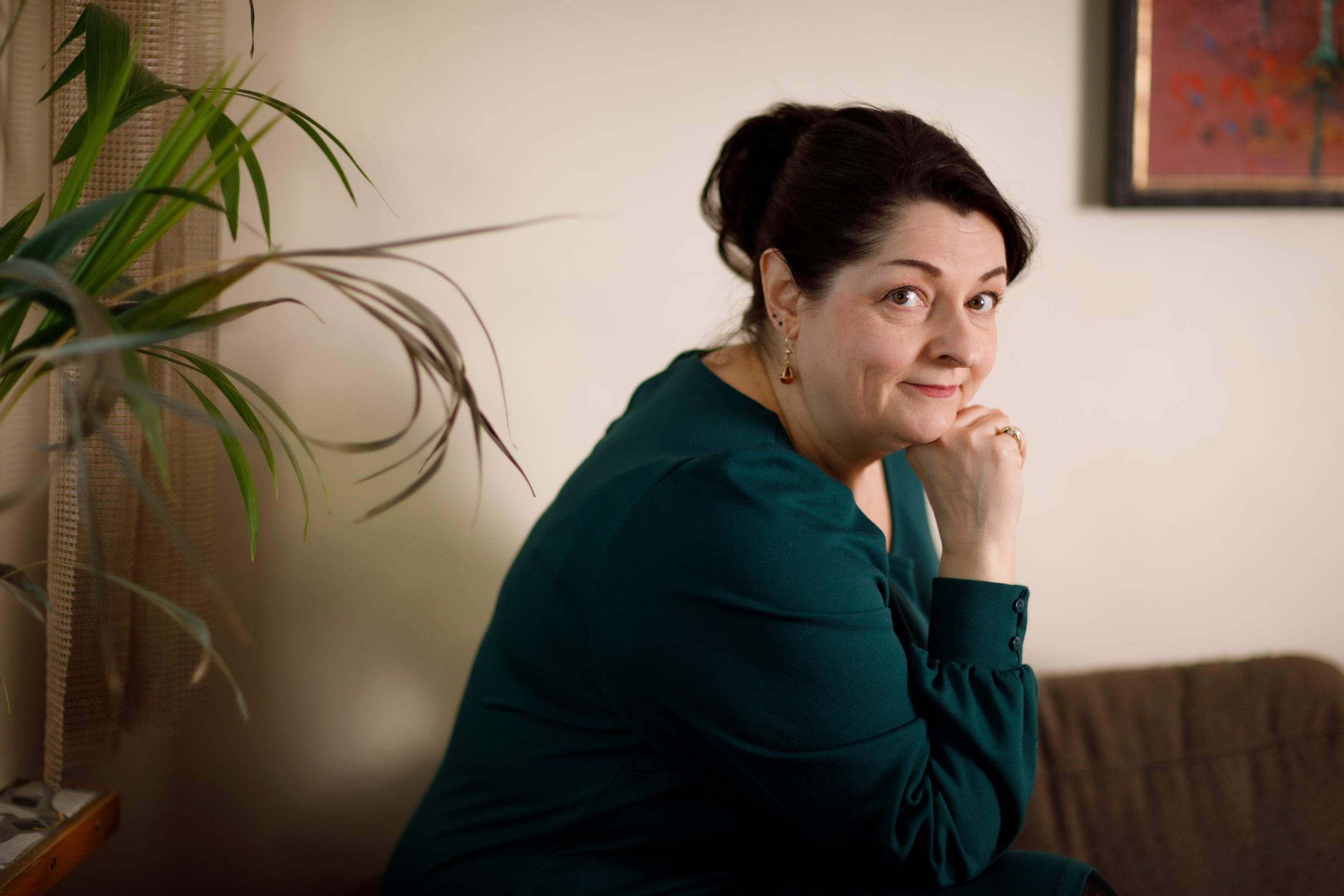 Vihapuhetutkija Tuija Saresma joutuu itsekin vihapuheen kohteeksi: ”Ärsyttää, että minut hiljentämään pyrkivät tyypit ratsastavat sananvapaudella”