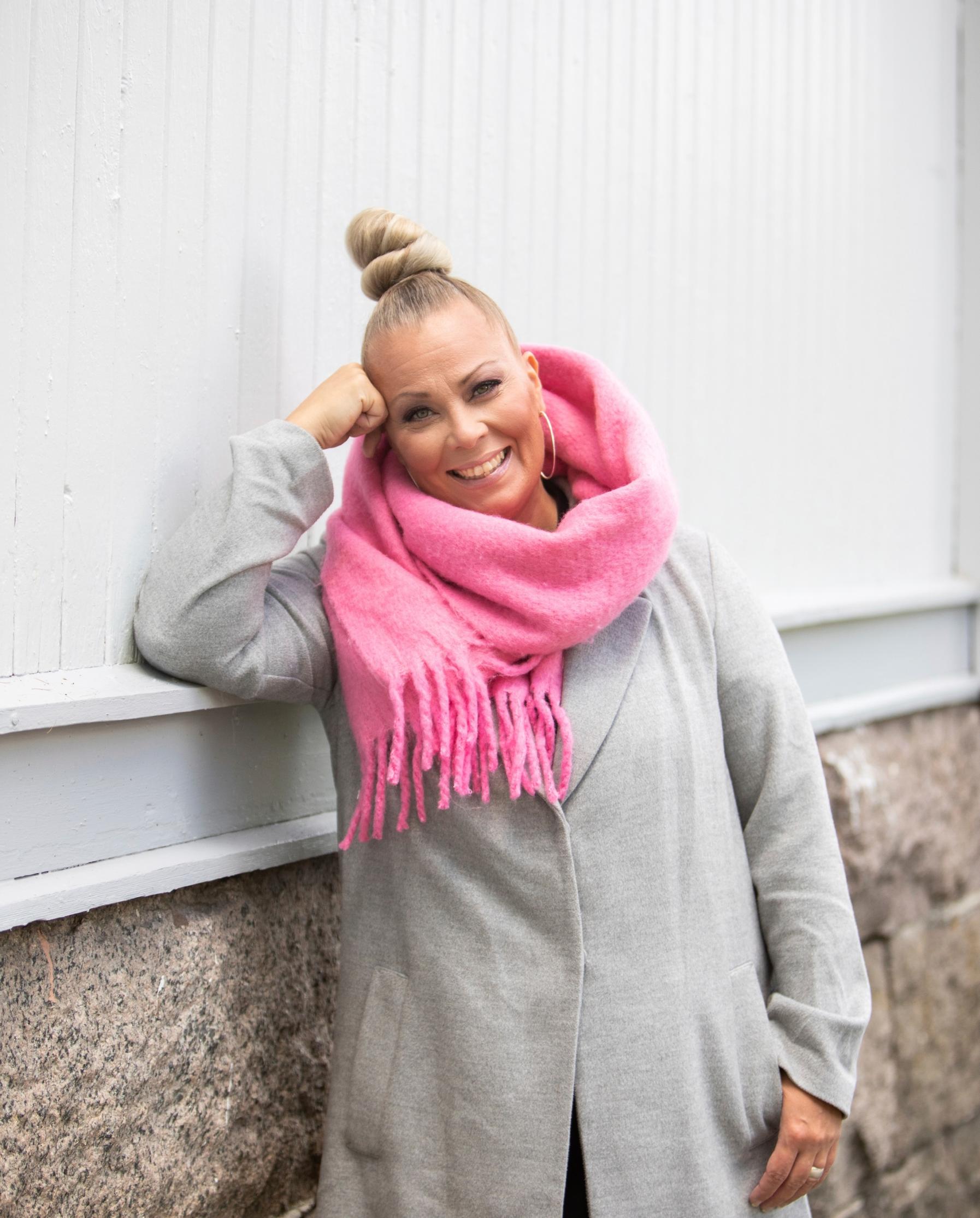 Ruusufinni on osa Johanna Pakosen elämää: ”Ihoni voi ärsyyntyä melkein mistä vain, mutta itsetuntooni se ei vaikuta”