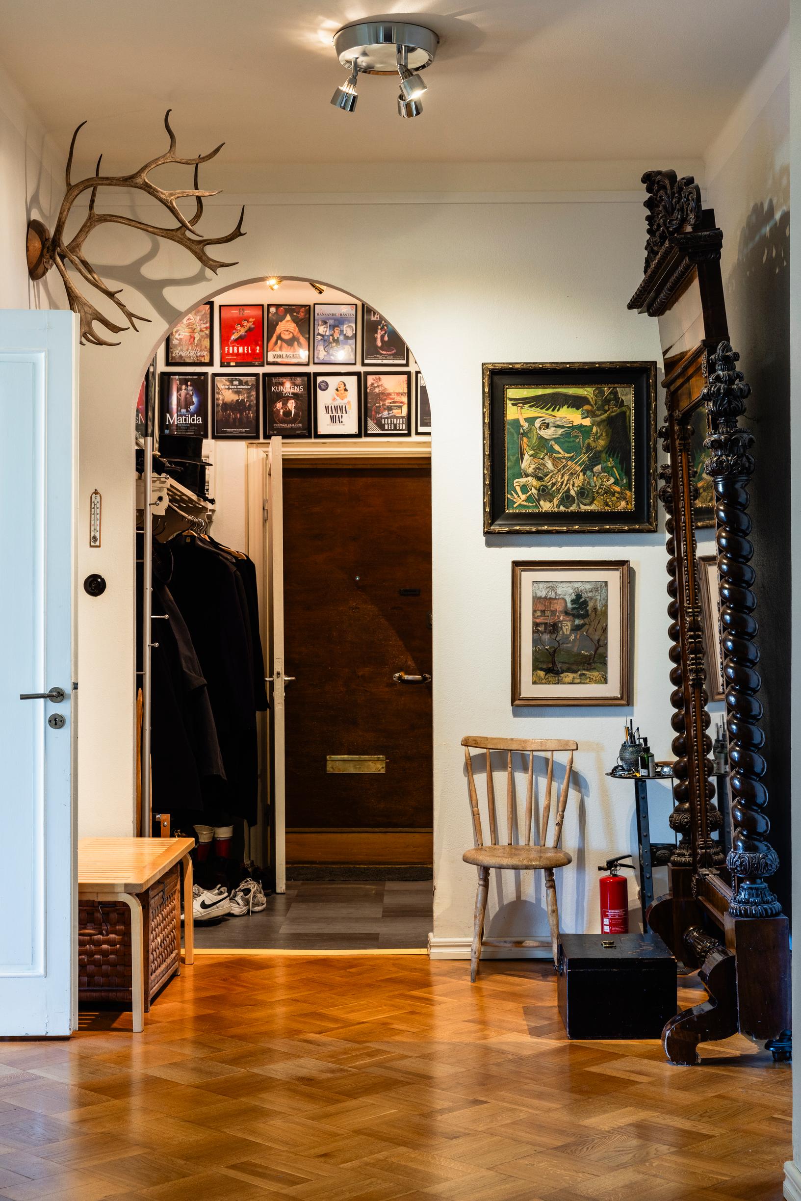 Eteishallissa saa hyvän käsityksen Rikon työurasta. Julisteet ovat näytelmistä, joissa hän on ollut mukana. ”Tämä on valoisa läpitalon asunto, ja kotiin saapuessa näkee käytävän päähän asti. Asunto oli aikanaan varsin edukas, koska se oli hirveässä kunnossa. Ystäväni teki remontin edullisesti.”