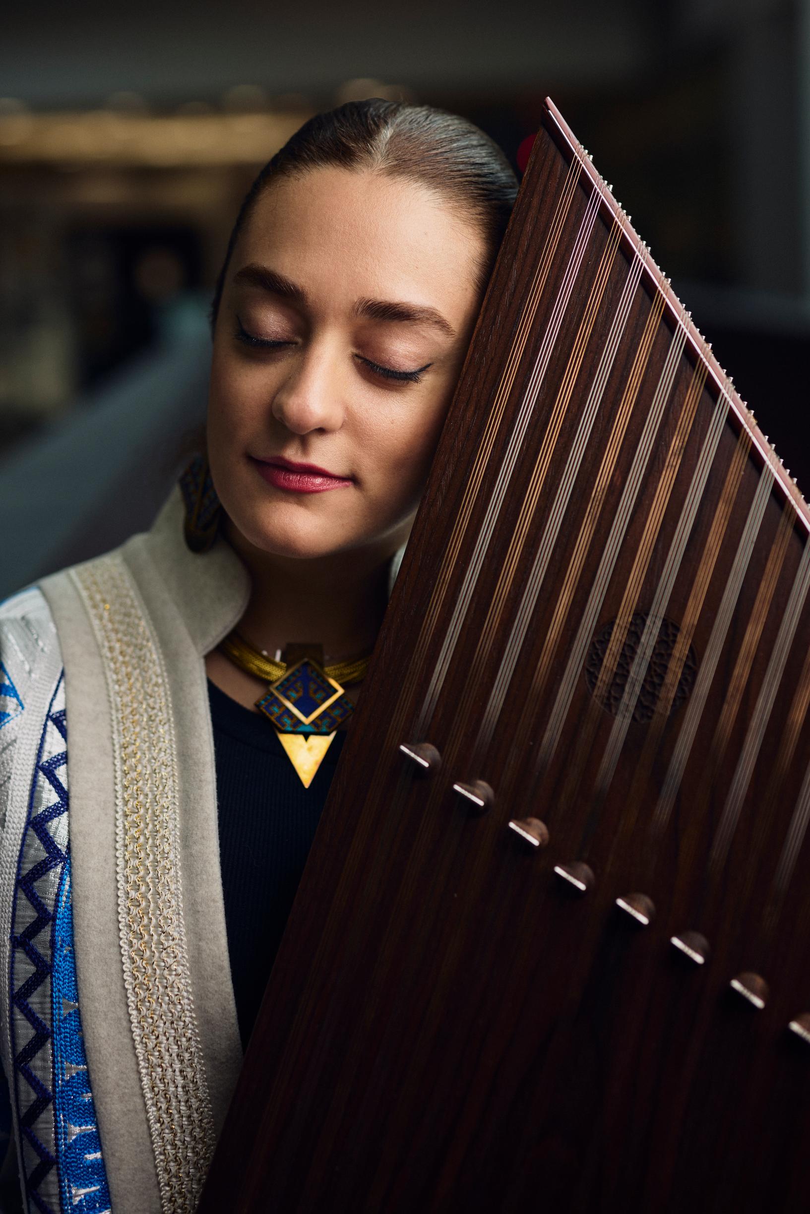 ”Rakastan Suomen kesää, mutta jokainen vuodenaika on täällä ainutlaatuinen. Lempipaikkani Helsingissä on Lammassaari”, Mehrnoosh Zolfaghari kertoo.