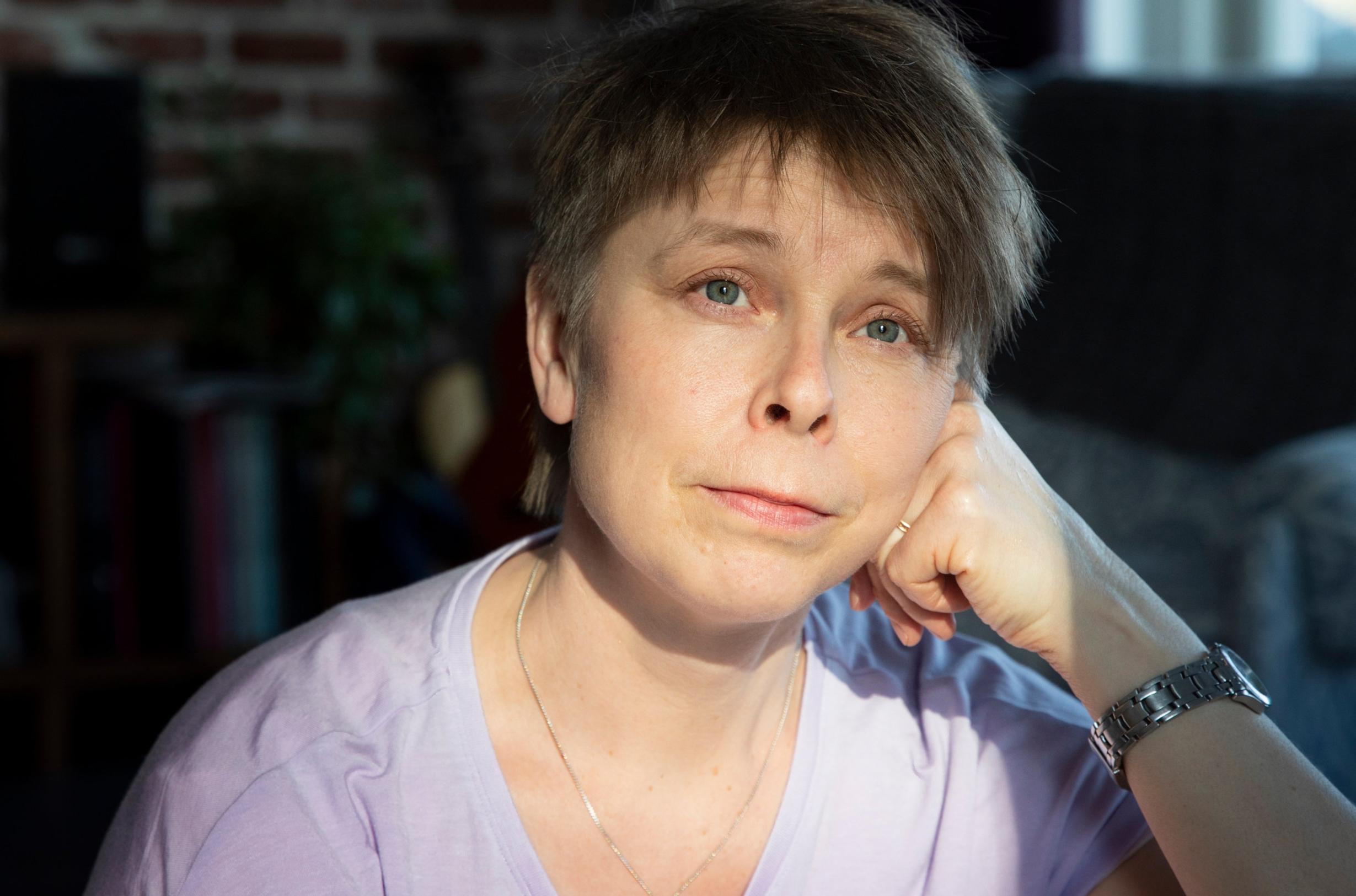 Etäomaishoitaja Tanja huolehtii skitsofreniaa sairastavasta siskostaan ja näkovammaisesta isästään vaikka välissä on satoja kilometrejä: ”En tiedä, miten tämä onnistuisi, jos minulla olisi lapsia”