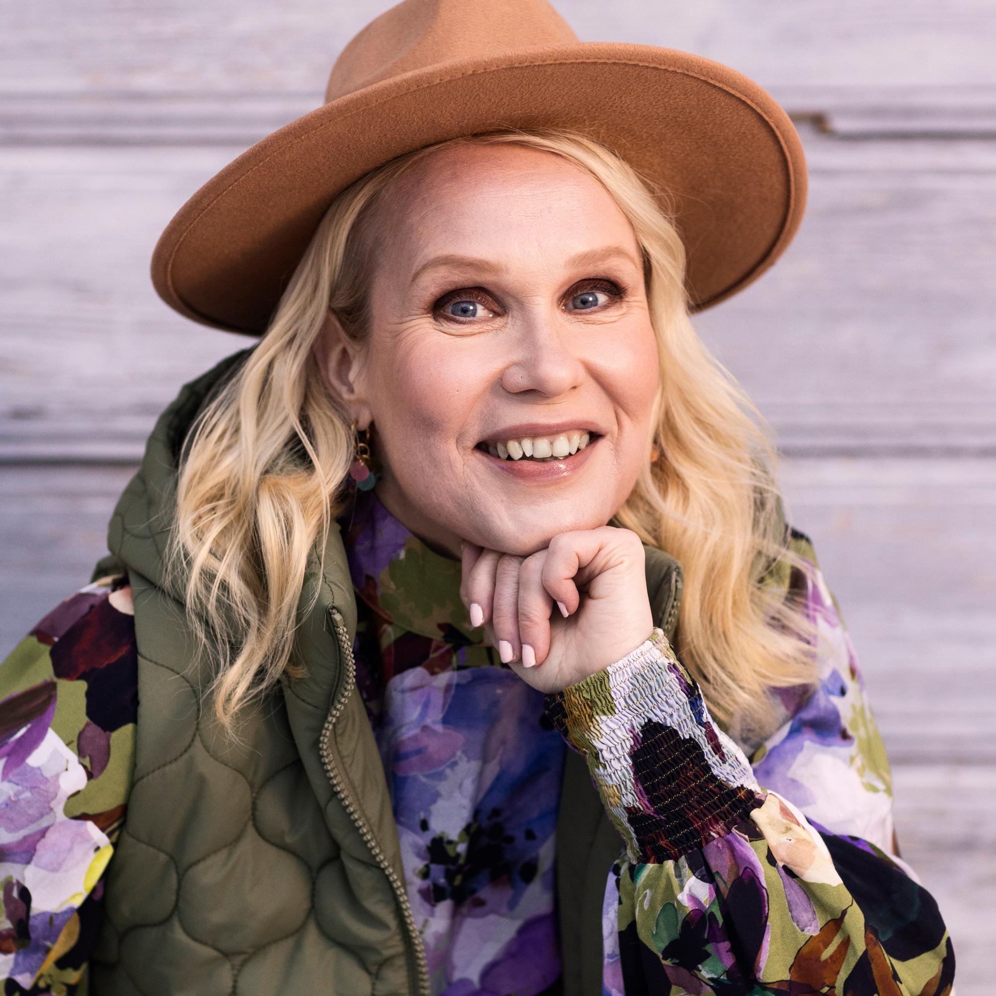 Eläinfilosofi Elisa Aaltola ei käytä eläimistä tehtyjä vaatteita – kertoo, mitä ongelmia angoravillaan, untuvaan ja mohairiin liittyy