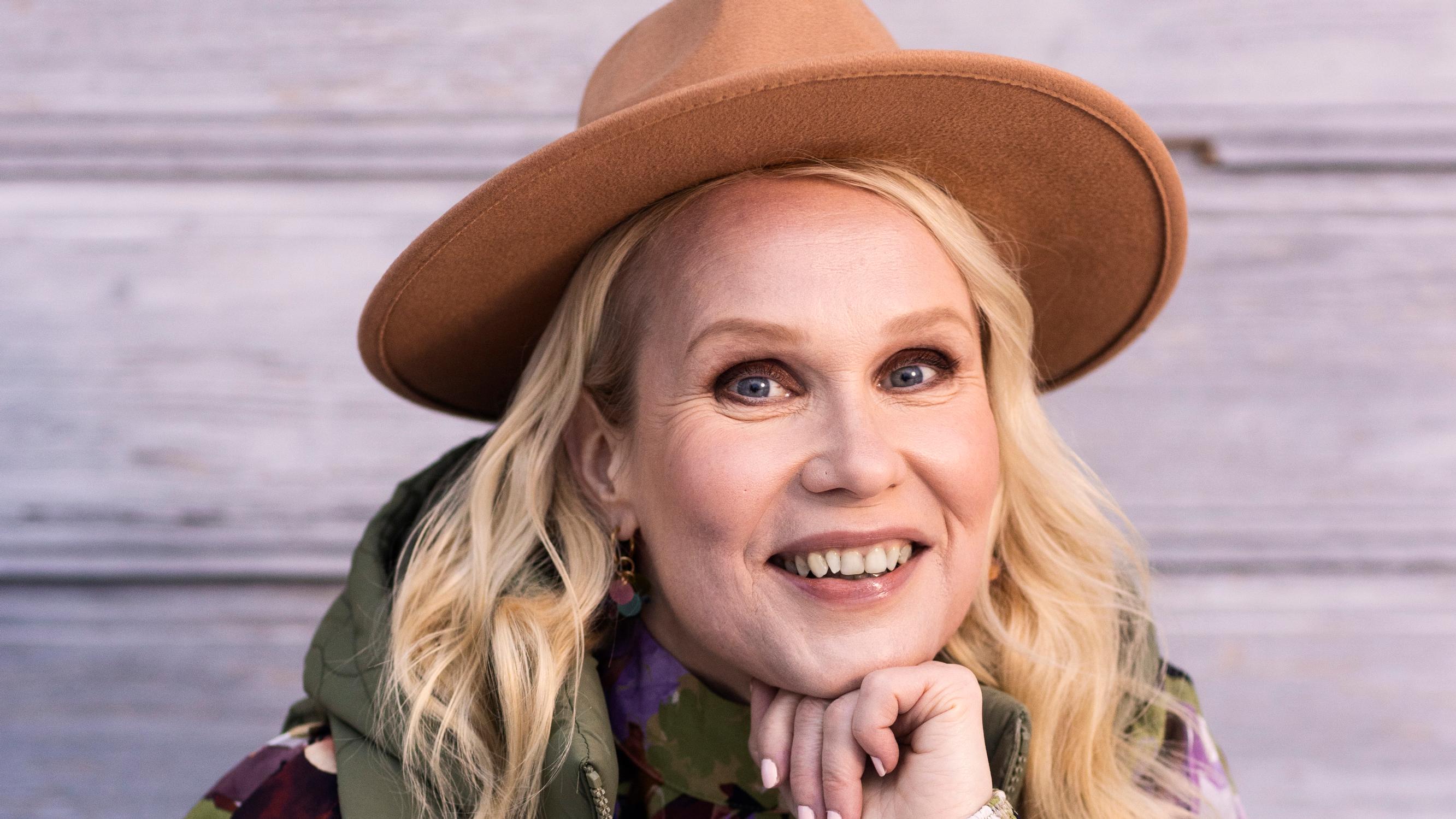 Eläinfilosofi Elisa Aaltola ei käytä eläimistä tehtyjä vaatteita – kertoo, mitä ongelmia angoravillaan, untuvaan ja mohairiin liittyy