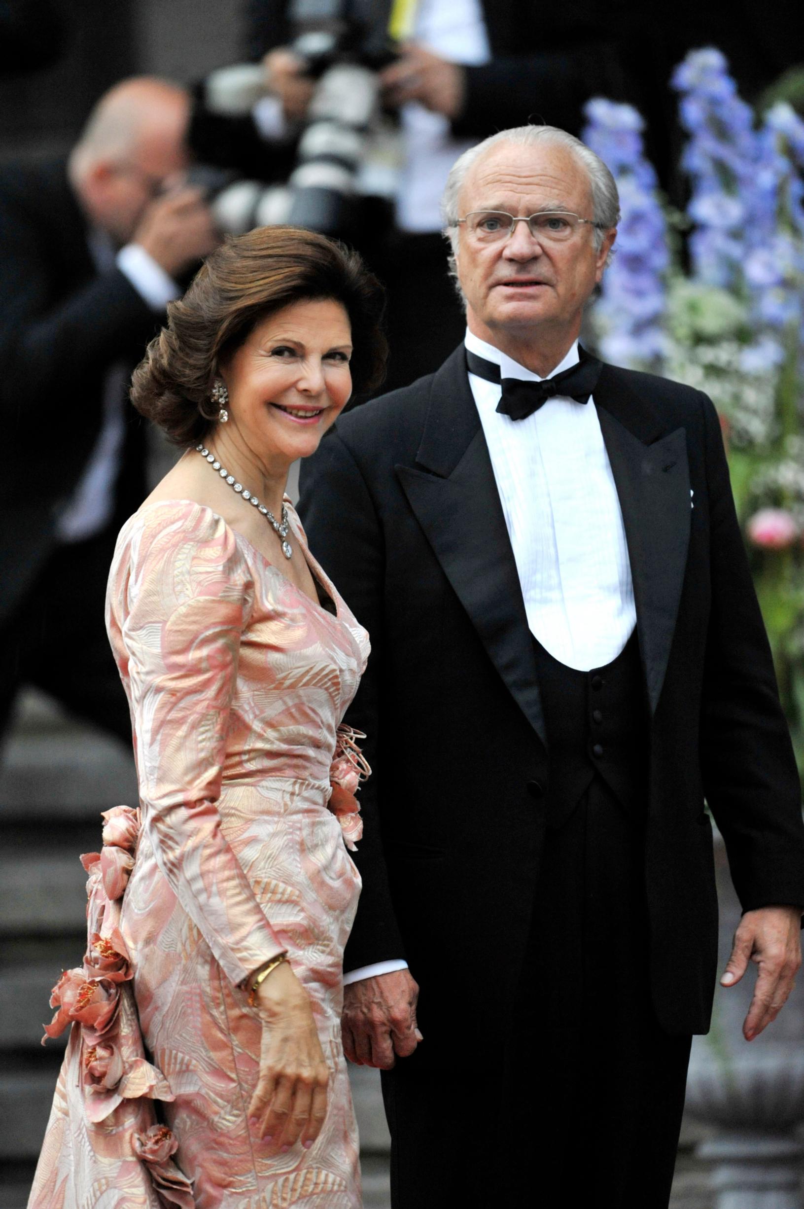 Kuningaspari matkalla konserttiin Tukholmassa 2010. Noina vuosina perhettä koettelivat monet huhut.