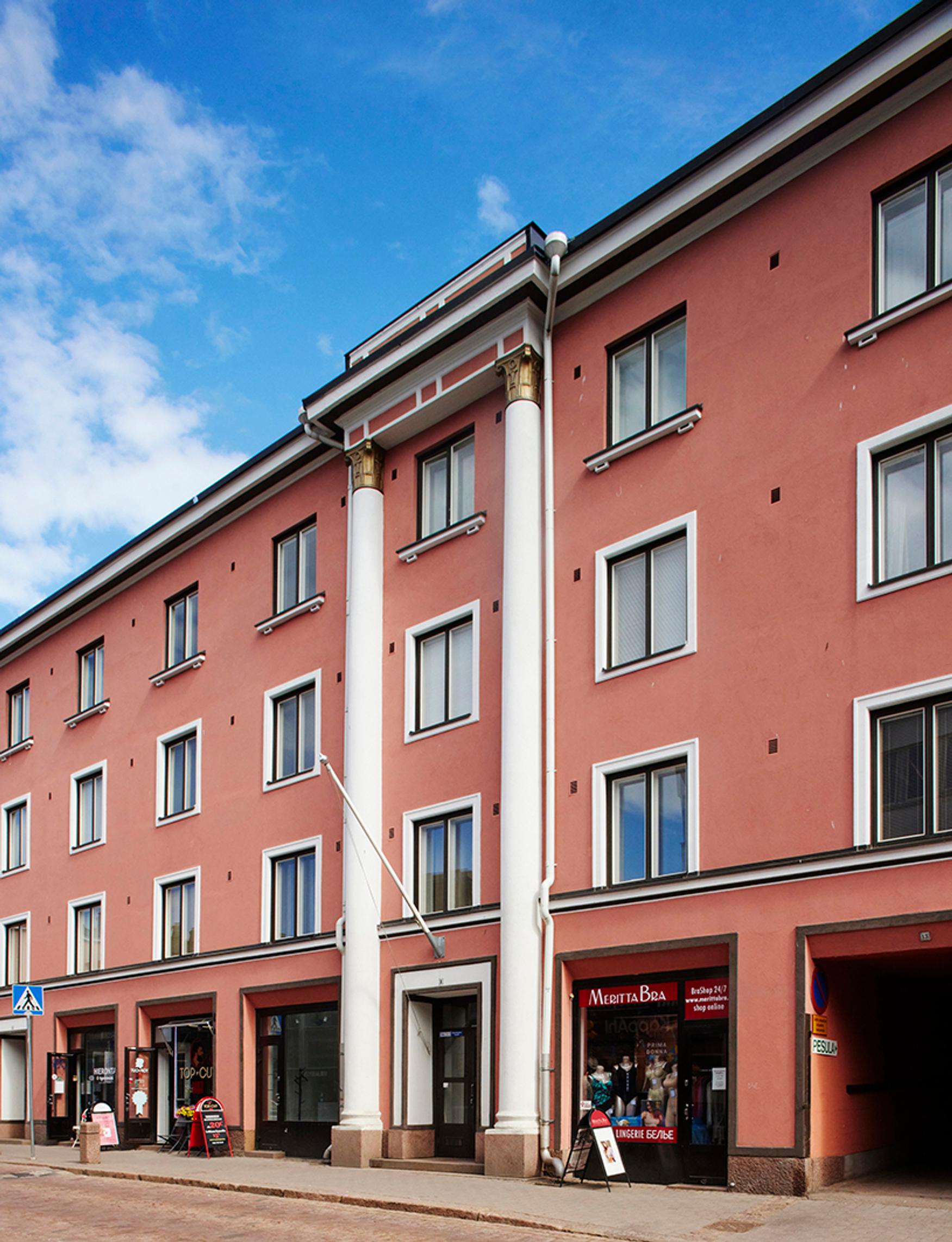 Vuonna 1928 rakennetun kotitalon on suunnitellut Kaarlo Könönen. 