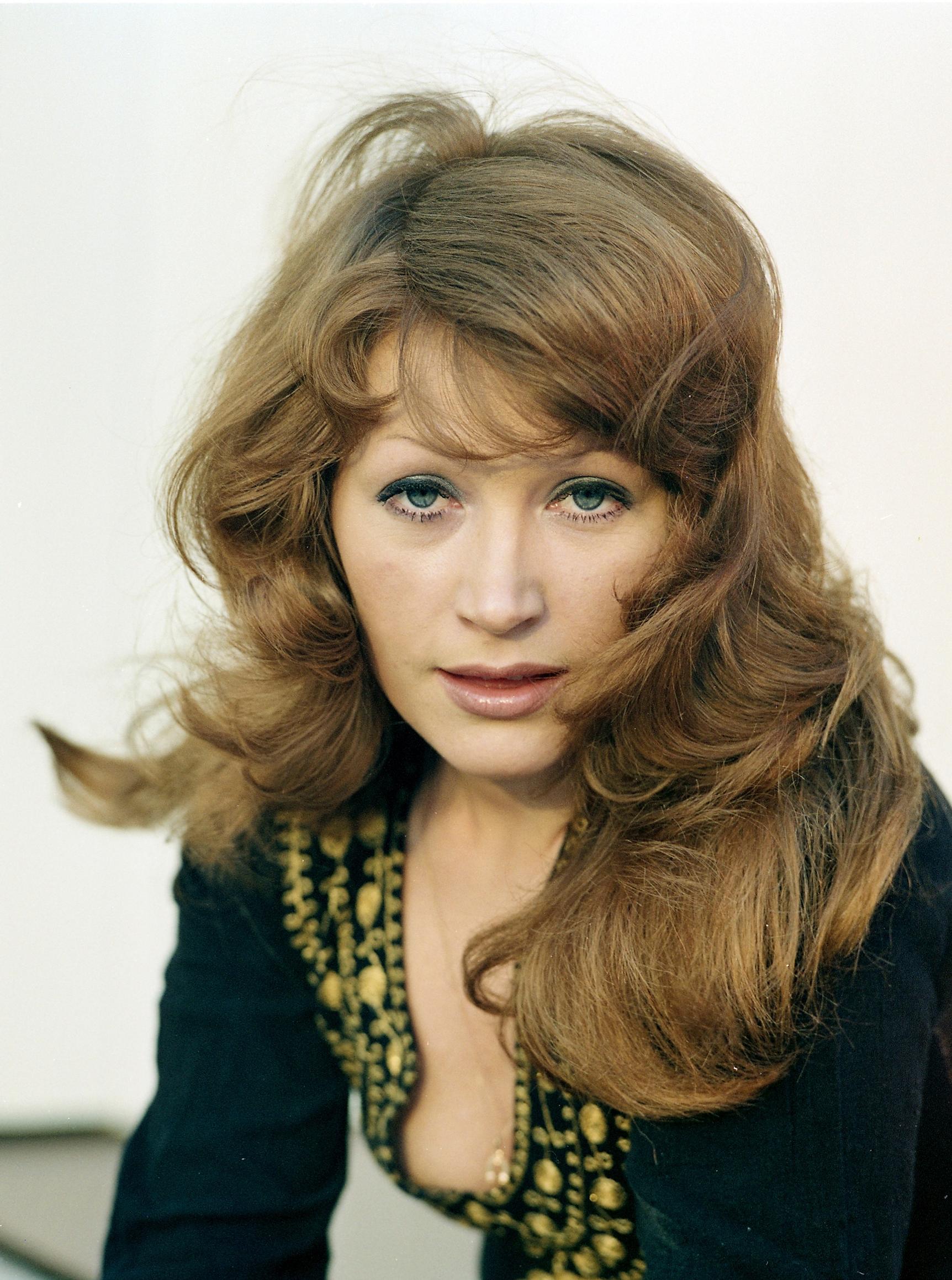 Alla tuli Suomessa tunnetuksi 1980-luvulla suurimmalla hitillään Miljoona ruusua.