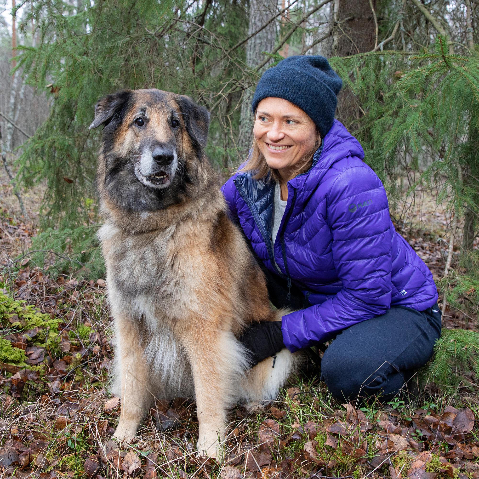 Inka Kallénin koira aistii tunnetiloja: ”Kun äitini kuoli, Ciara nukkui vieressäni ja lohdutti”