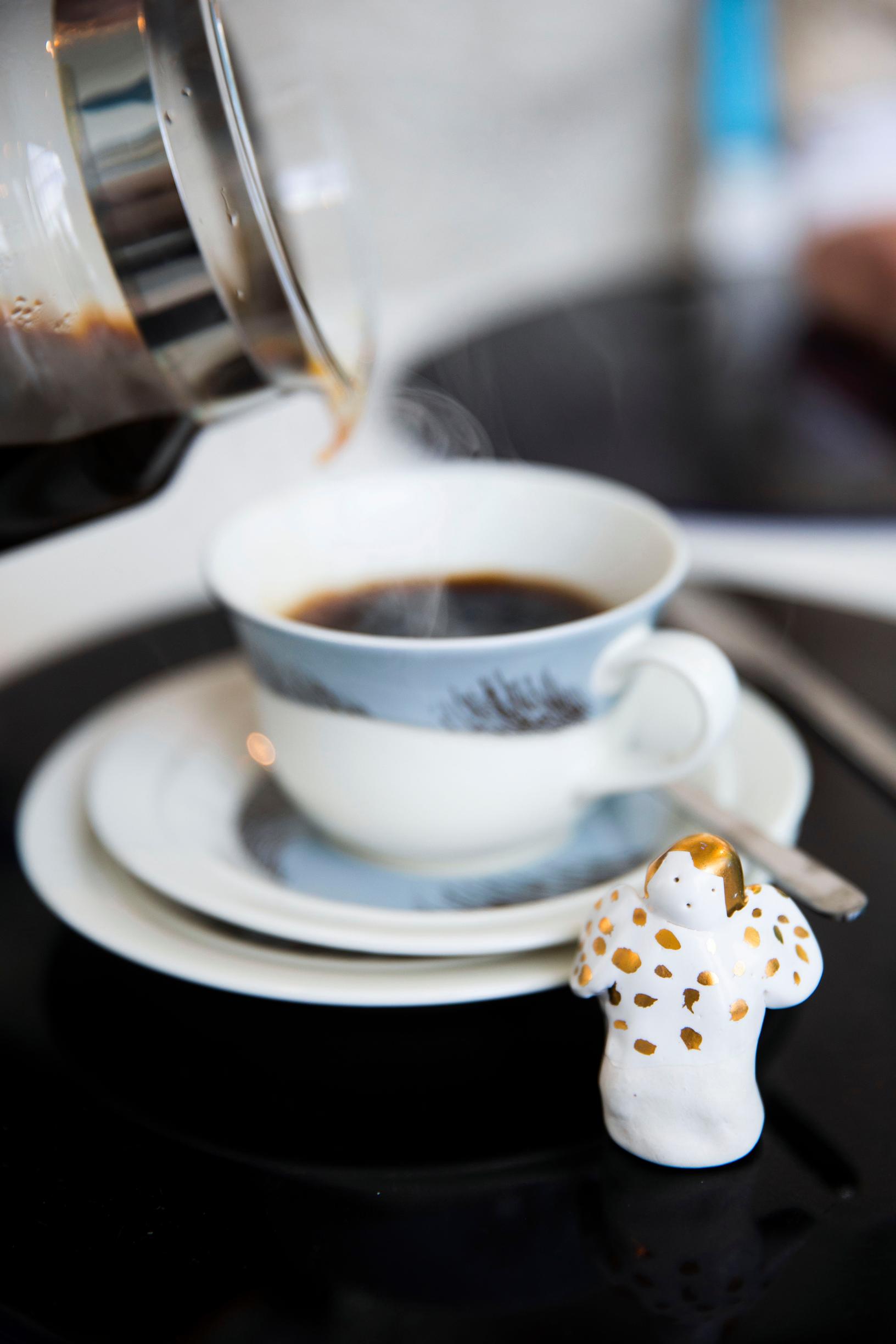 Heljä Liukko-Sundström kahvikuppi ja enkeli