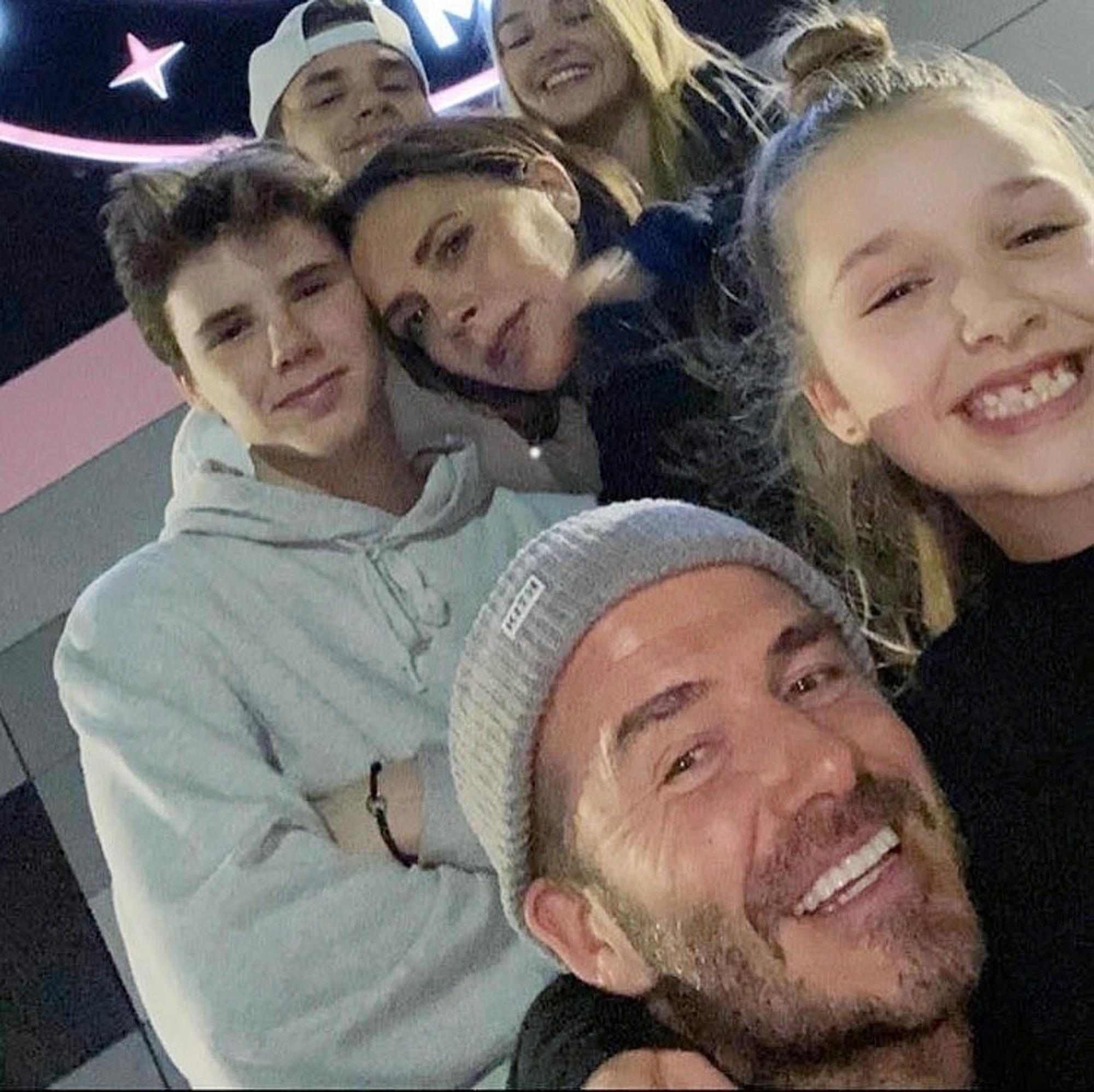 Beckhamit nauttivat viime keväänä yhteisestä illanvietosta. Mukana olivat Davidin ja Victorian kaksi nuorinta poikaa Cruz ja Romeo sekä Harper-tytär. Ylhäällä Romeon vieressä on hänen tyttöystävänsä Mia Regan.