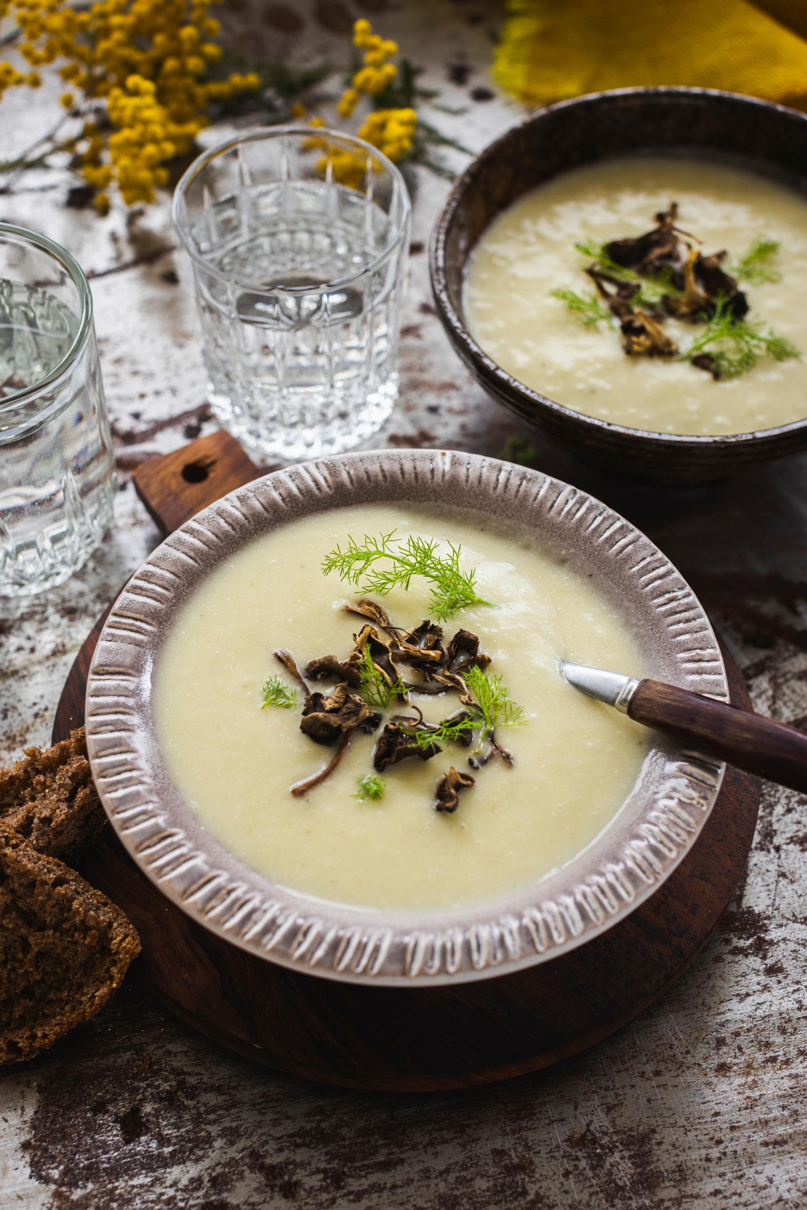 Aromaattisen fenkolin maussa vivahtaa anis. Maku miedontuu kypsennettäessä.