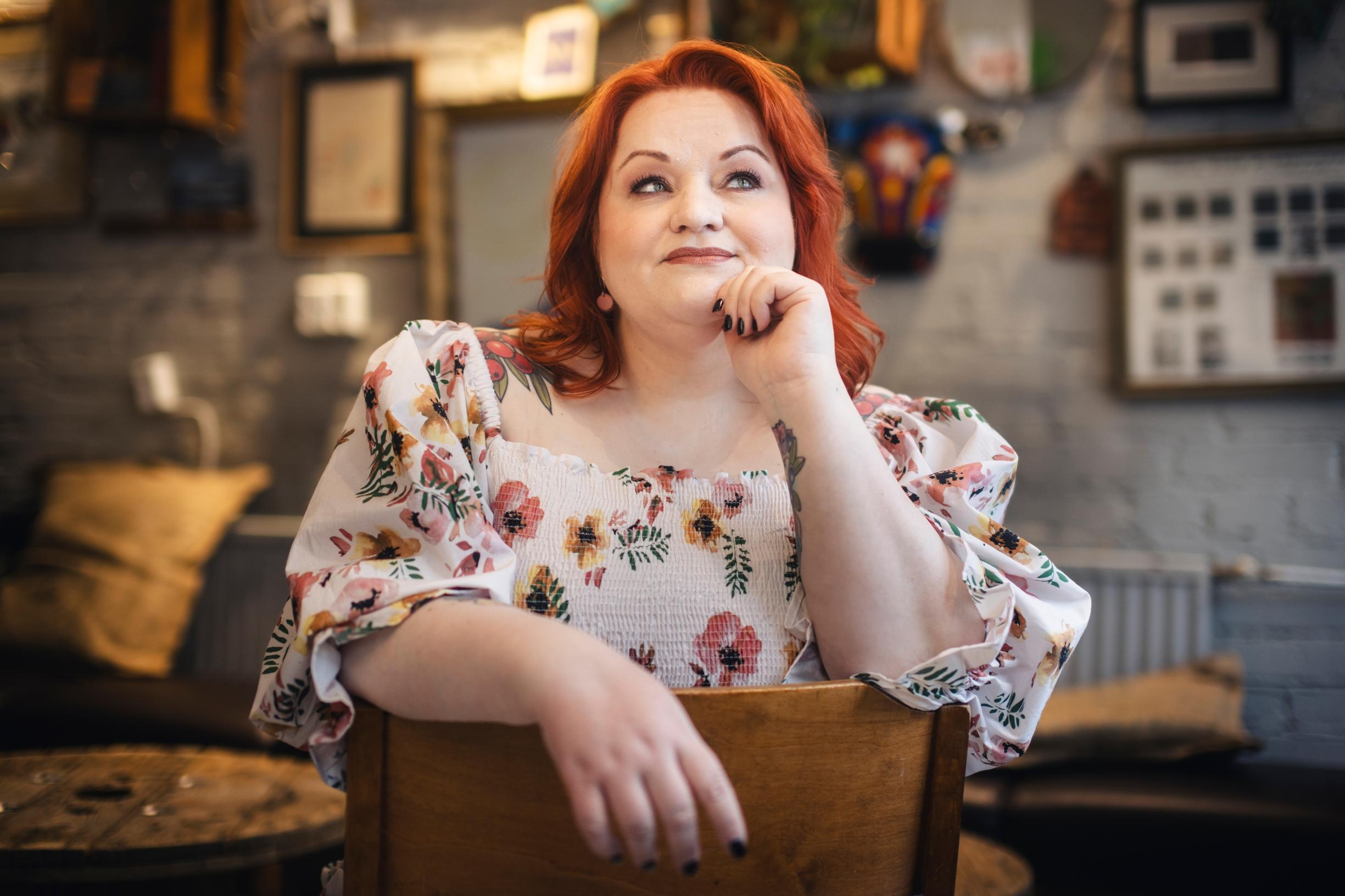 Millariikka Rytkönen ei saanut koulussa hymytyttöä mutta osti itselleen kirpputorilta hymypojan, jonka pohjassa lukee Markku. Patsas on kodin eteisessä.