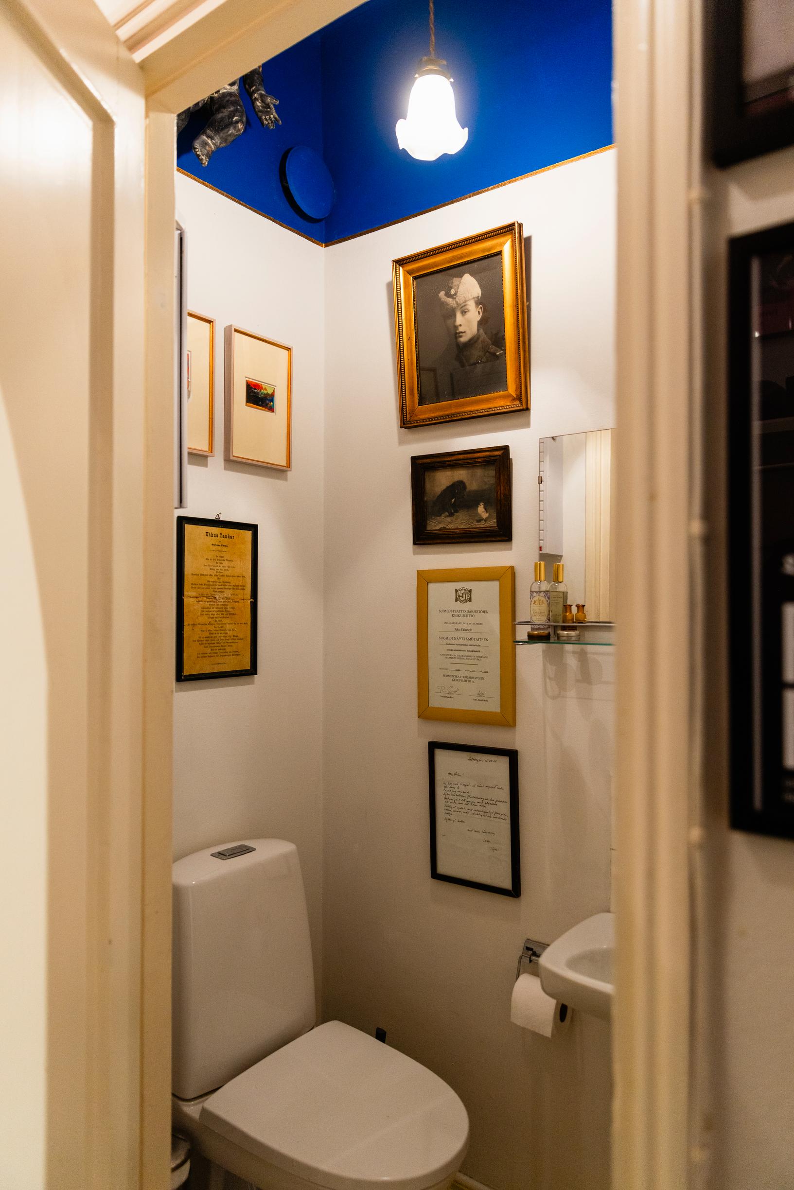 WC:n ylimmässä valokuvassa on merimies Alfred Lundström, jolta Riko peri muun muassa talon Turun saaristossa.