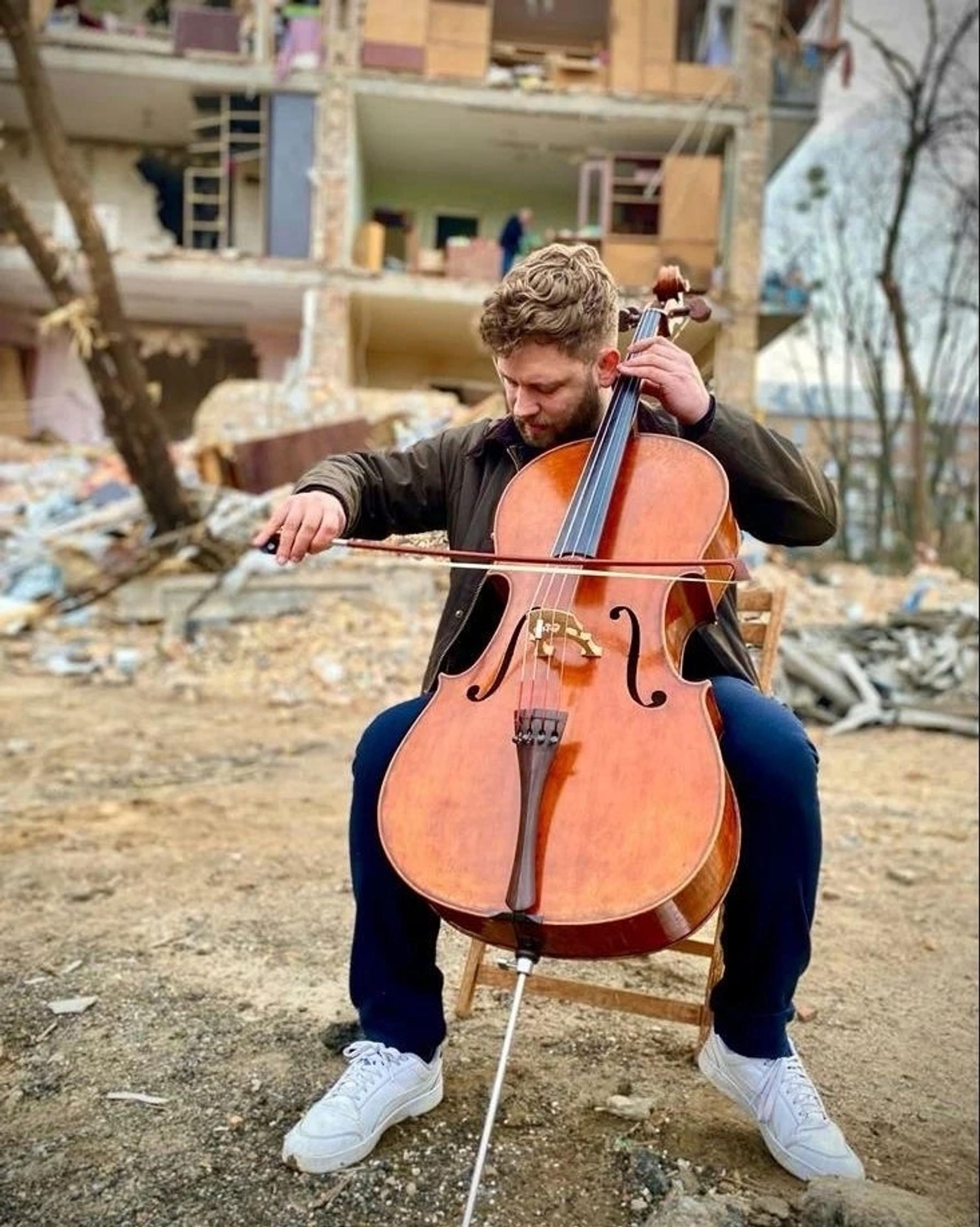 Sellisti Lukas Stasevskij, Dalian ja Justaksen veli, joutui keskeyttämään Kiovassa opintonsa sodan sytyttyä. Nyt hän kiertää maata ja taltioi näkemäänsä.