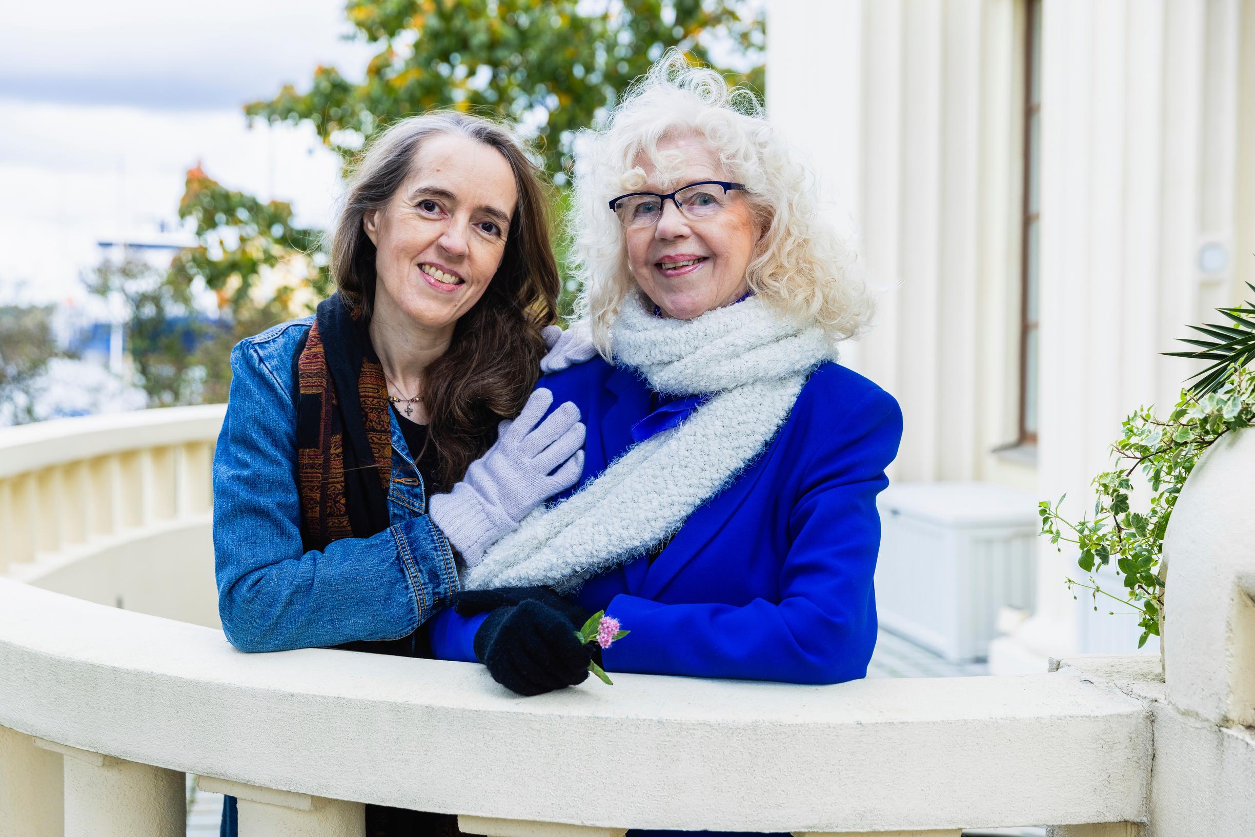 Kun Rakel Liehun puoliso kuoli, tytär Heidi muutti hänen luokseen – kahden kirjailijan suhteessa tärkeintä on toisen tukeminen
