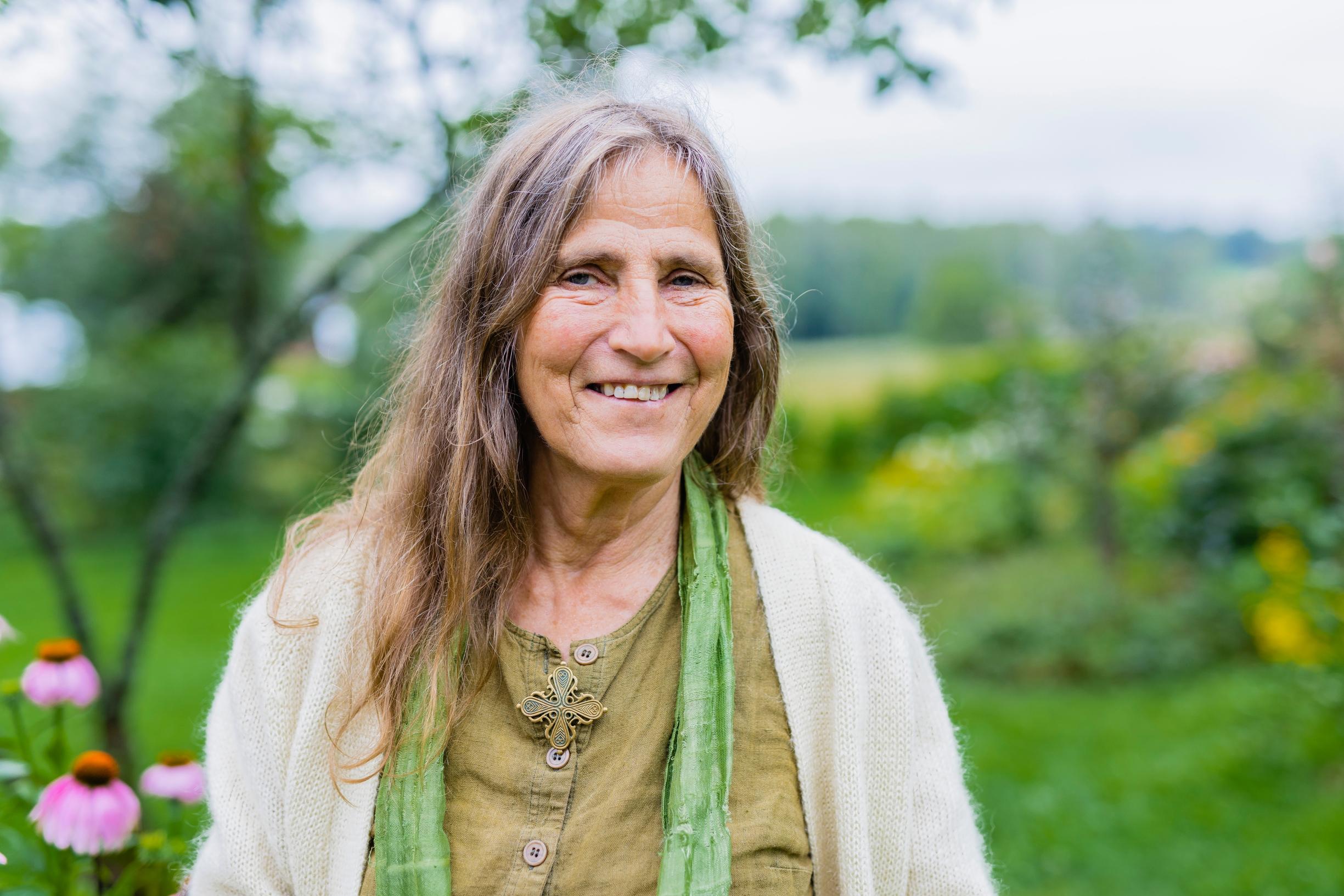 Virpi Raipala-Cormier Frantsilan tilan pihalla.