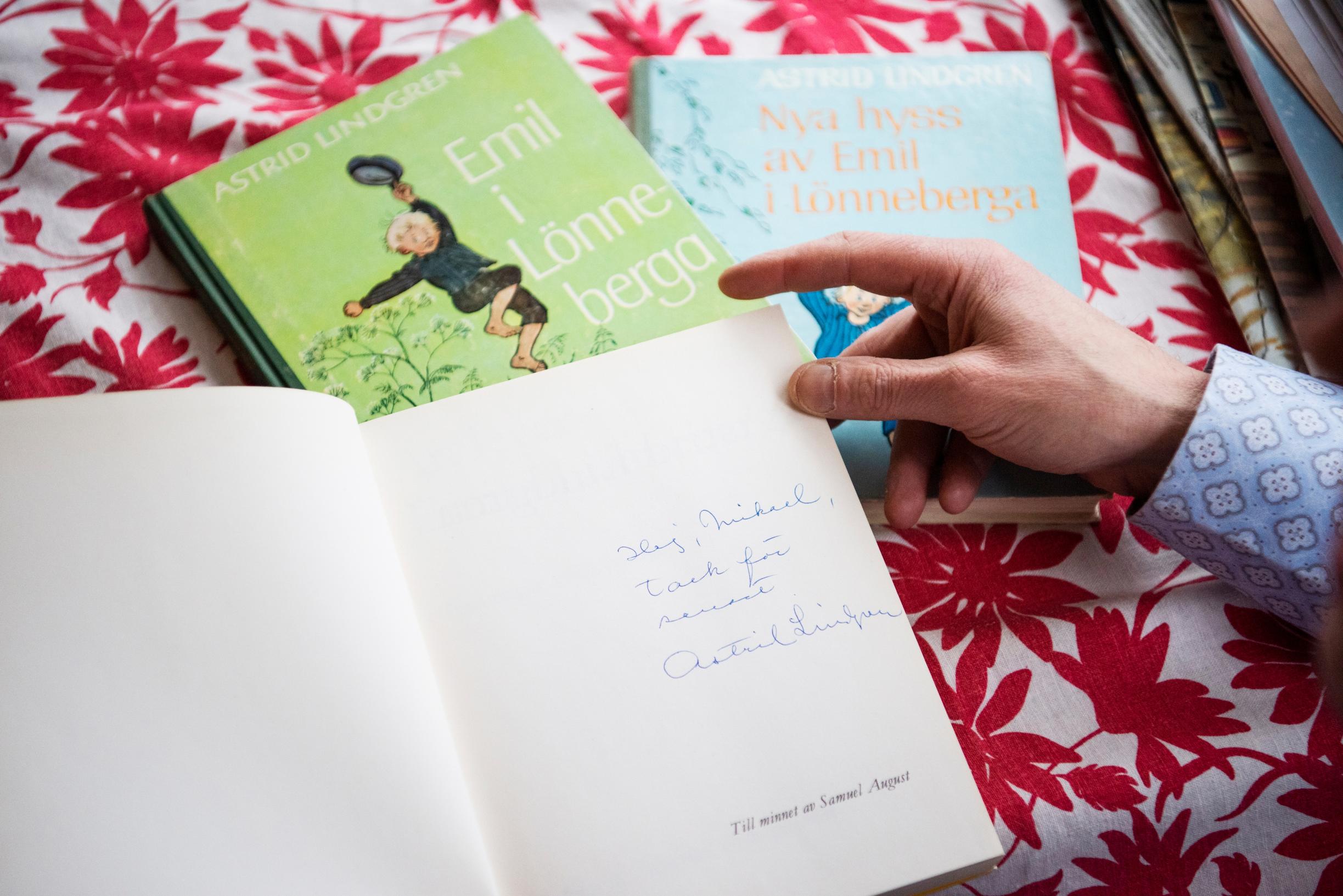 Mika vaalii aarrettaan, Vaahteramäen Eemeli -kirjaa, jossa on Astrid Lindgrenin omistuskirjoitus. ”Sain sen 11-vuotiaana. Olin silloin tulkkina, kun Astrid Lindgren ja Vaahteramäen Eemeliä näytellyt Jan Ohlsson esiintyivät Linnanmäellä.”