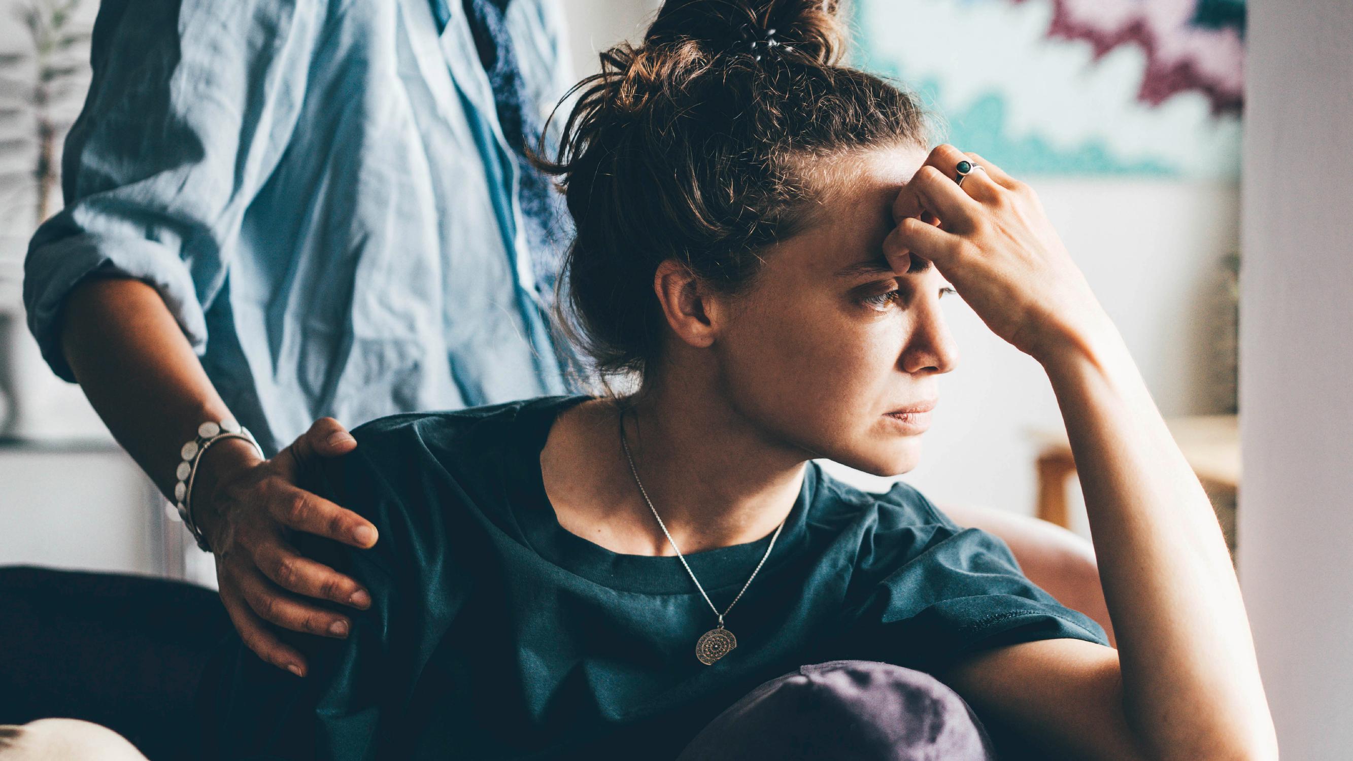 Nämä tekijät voivat yllyttää pettämään kumppania – pariterapeutin mukaan kaveripiirillä voi olla yllättävä vaikutus