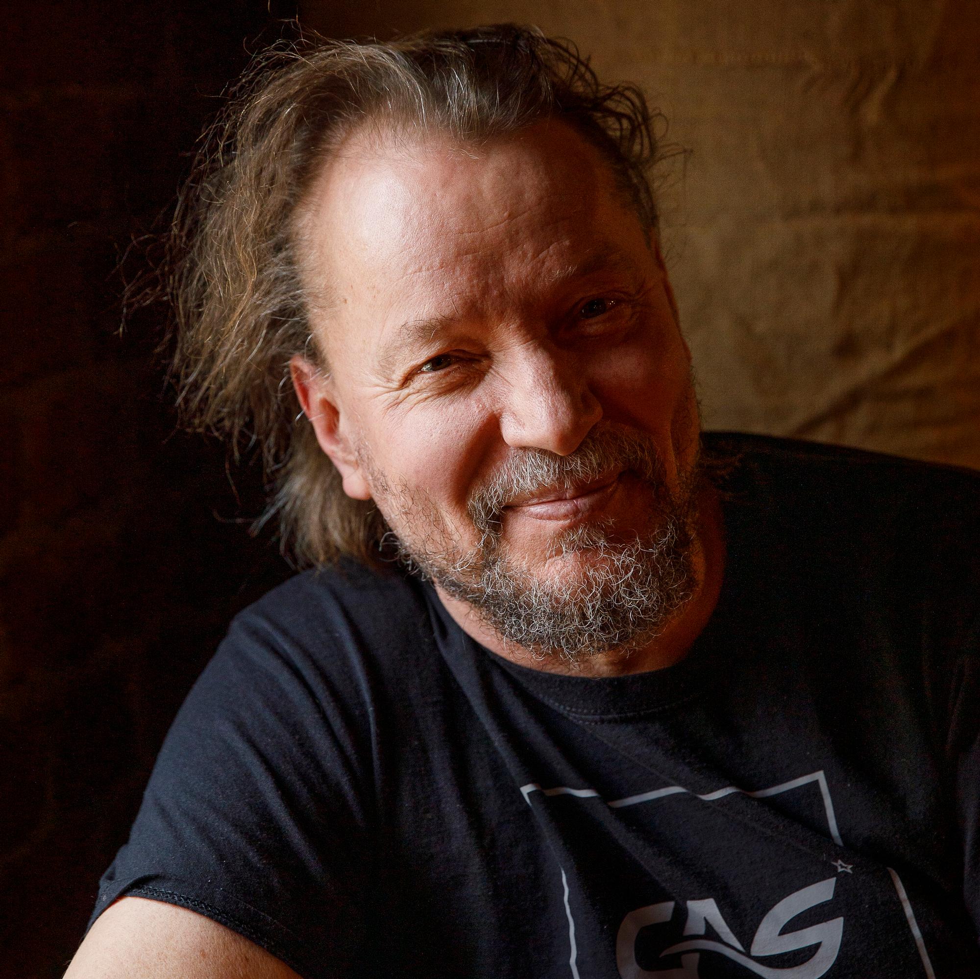 Yksi ominaisuus on pelastanut Pauli Hanhiniemen alkoholismilta – vaikka hän on viettänyt kosteaa kiertue-elämää vuosikymmeniä