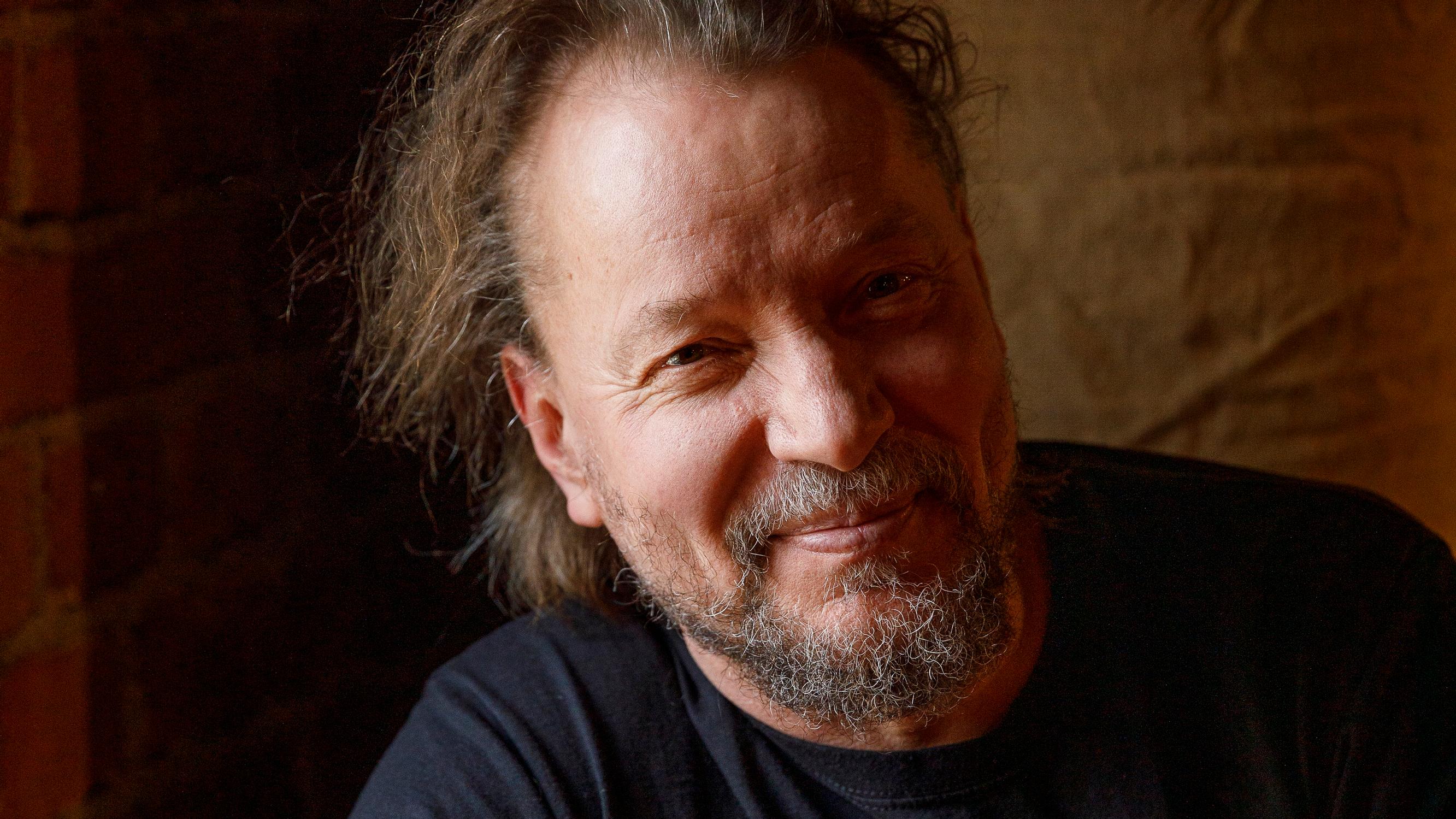 Yksi ominaisuus on pelastanut Pauli Hanhiniemen alkoholismilta – vaikka hän on viettänyt kosteaa kiertue-elämää vuosikymmeniä