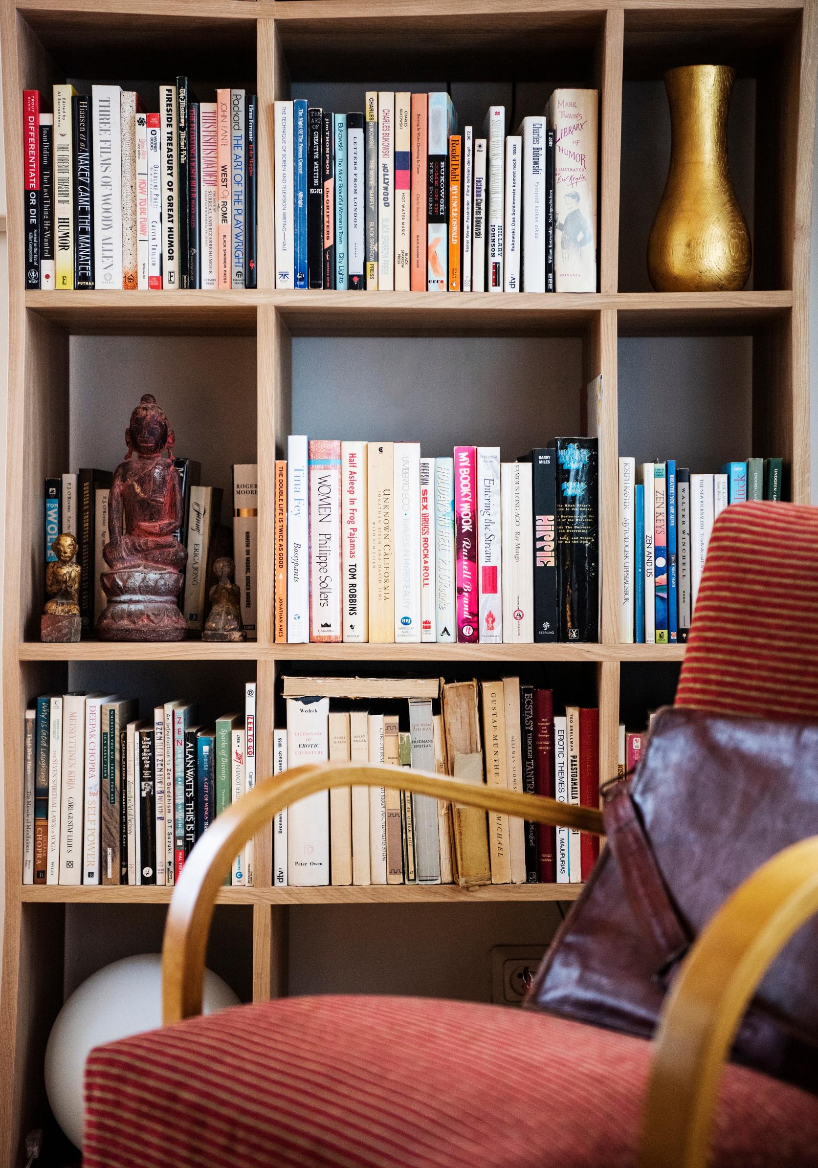 Charles Bukowskin runoutta, uutta gonzo-journalismia Amerikasta, huumoria, zen-buddhalaista kirjallisuutta ja toimittajaisältä perittyjä aarteita. Eri elämänvaiheet näkyvät kirjahyllyssä.