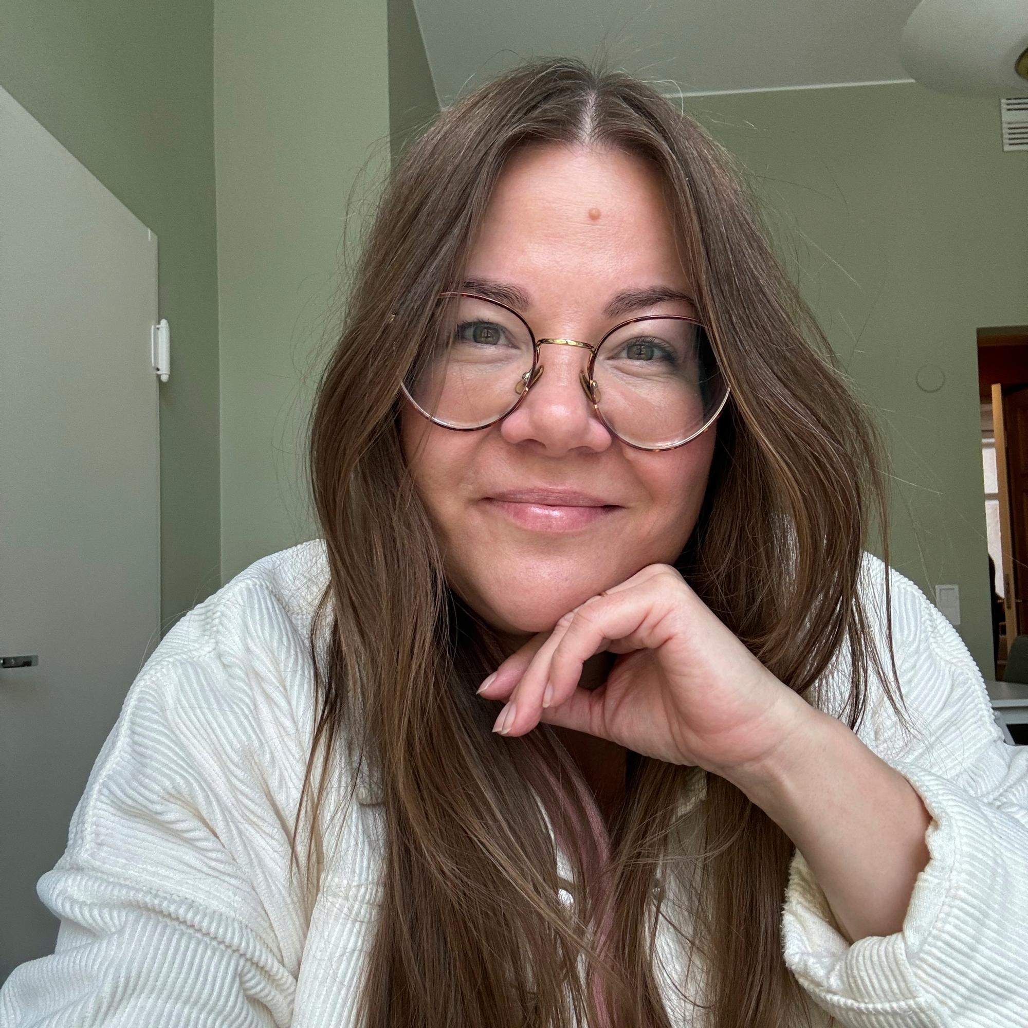 Tiia Rantanen tuli äidiksi nelikymppisenä, ja se sai hänet tuntemaan ulkopuolisuutta: ”Ystävieni lapset ovat jo vanhempia ja heidän elämänsä vapaampaa”