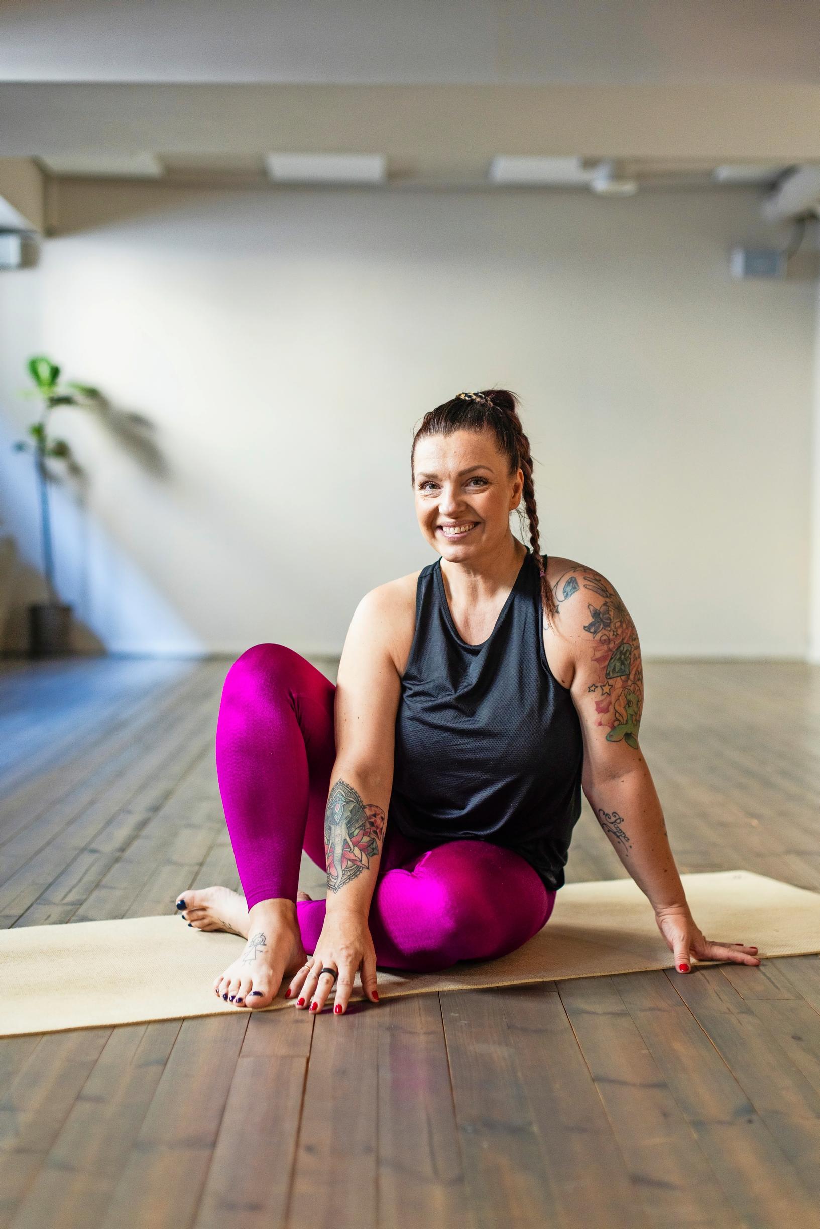 Monna istuu jumppamaton päällä