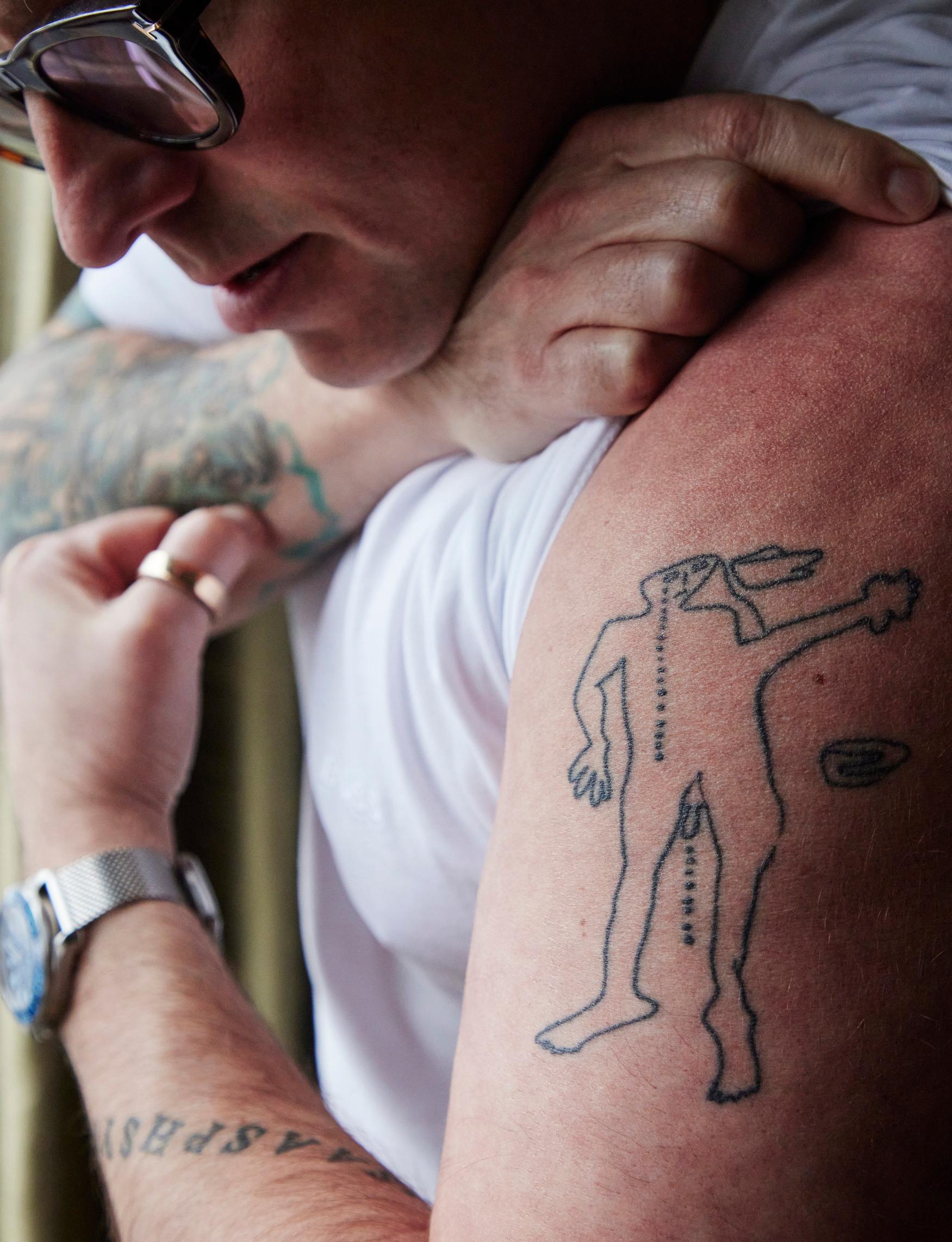 Johannes Lahtelan käsivarteen tatuoitu kuva esittää hänen isäänsä Markku Lahtelaa. ”Olemme nyt viimein yhdessä – mutta erillisinä ihmisinä.”