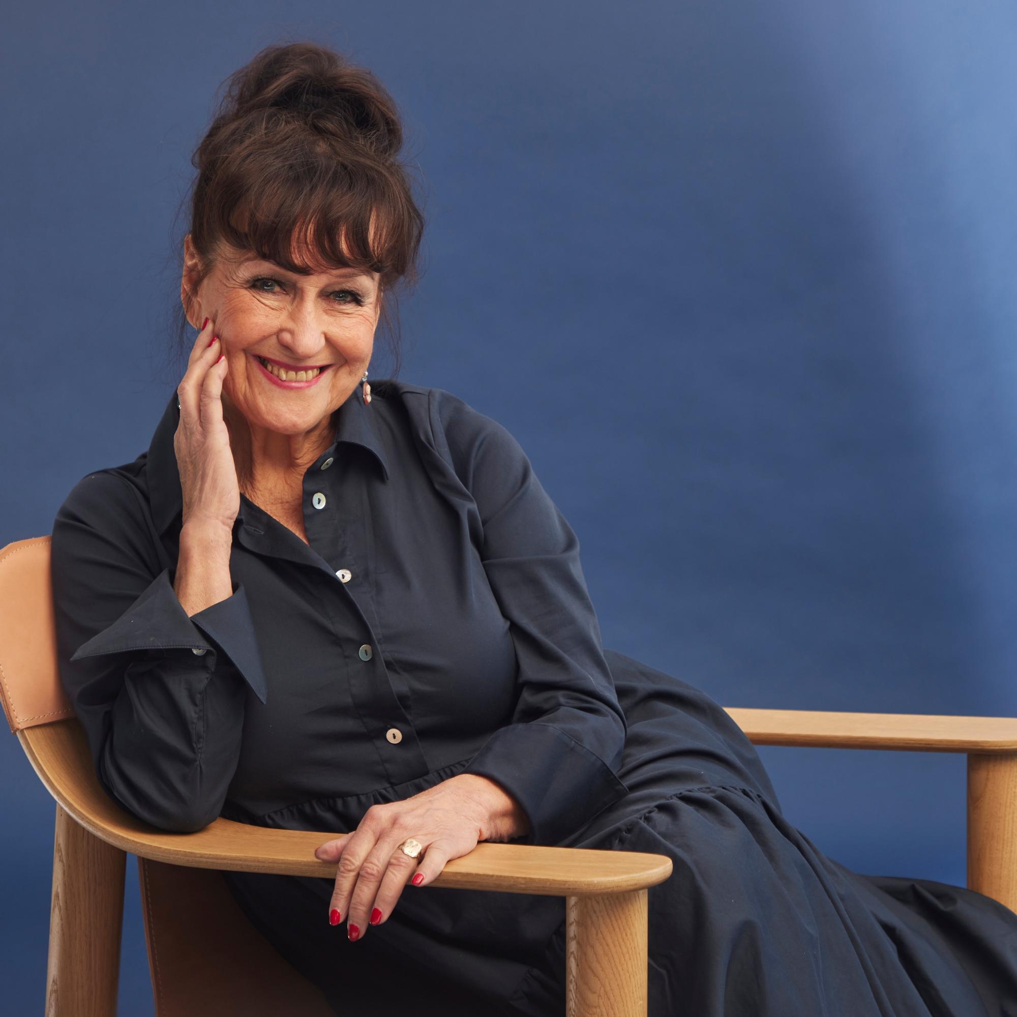 Sinikka Sokka lähetettiin 6-vuotiaana nunnien pitämään sisäoppilaitokseen: ”Ero äidistä jätti jäljen persoonaani”