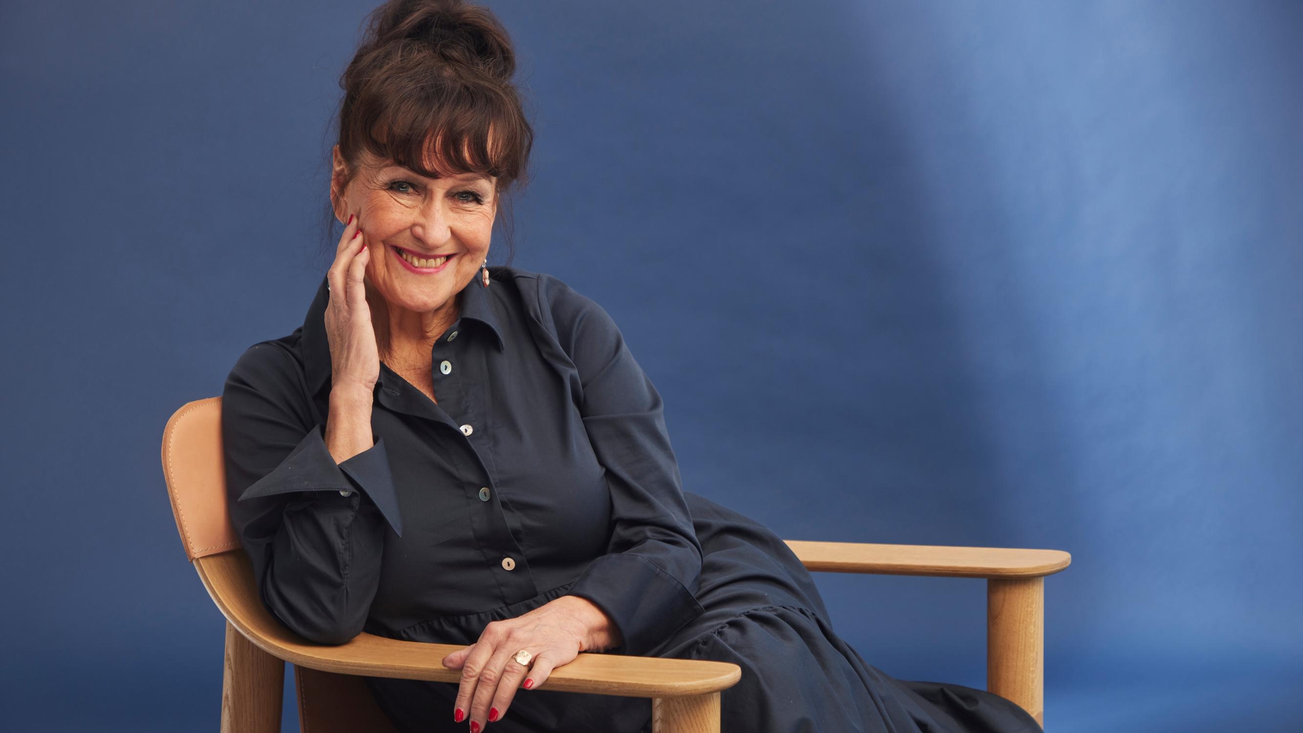 Sinikka Sokka lähetettiin 6-vuotiaana nunnien pitämään sisäoppilaitokseen: ”Ero äidistä jätti jäljen persoonaani”