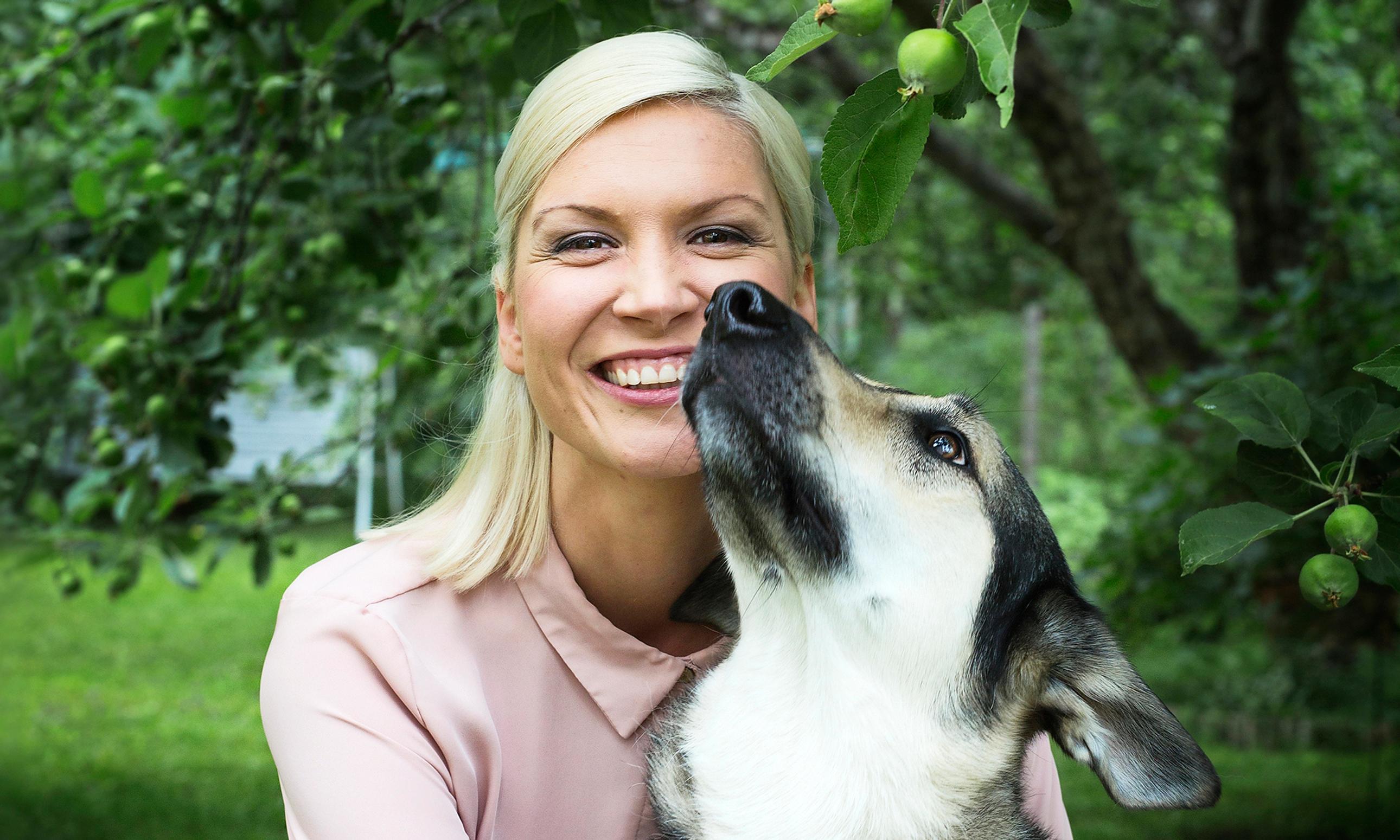 Aamu-tv:n juontaja Sanna Savikko otti rescuekoiran: ”Oiva laulaa kanssani”