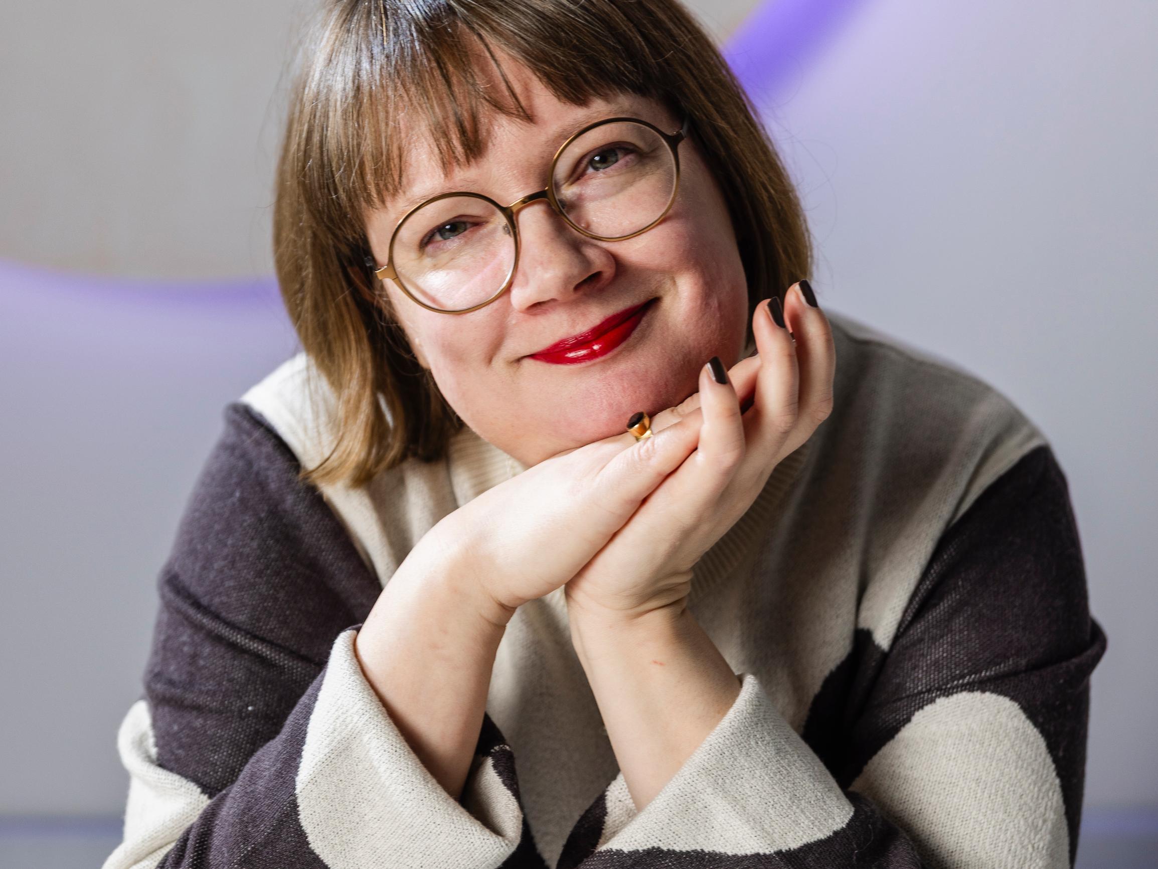 Auli Viitala on ollut 15 vuotta sivussa työelämästä psyykkisen sairauden vuoksi – se on antanut vapauden kirjoittaa köyhyydestä ja mielenterveydestä suoraan