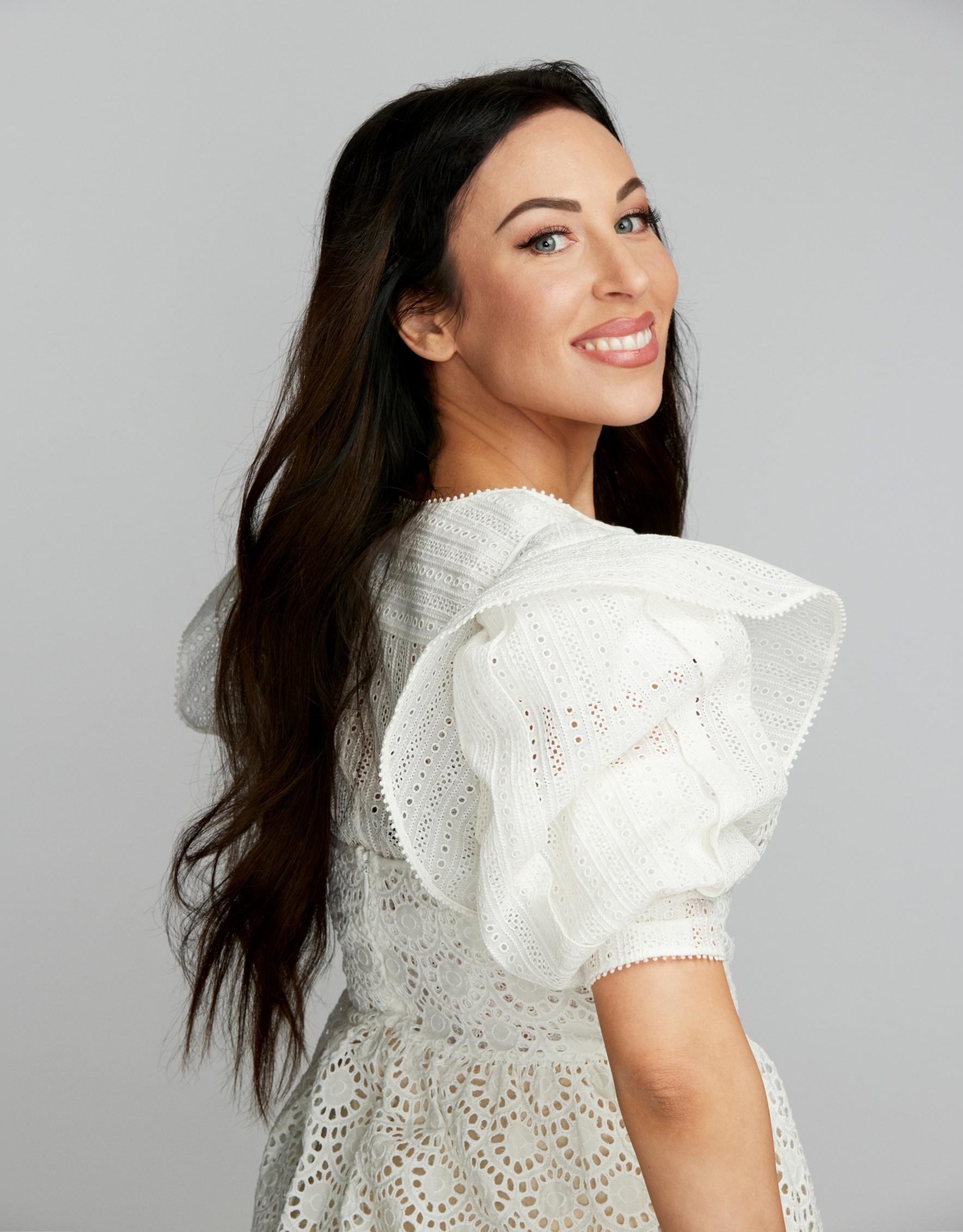 Janna Hurmerinta hymyilee kameralle.