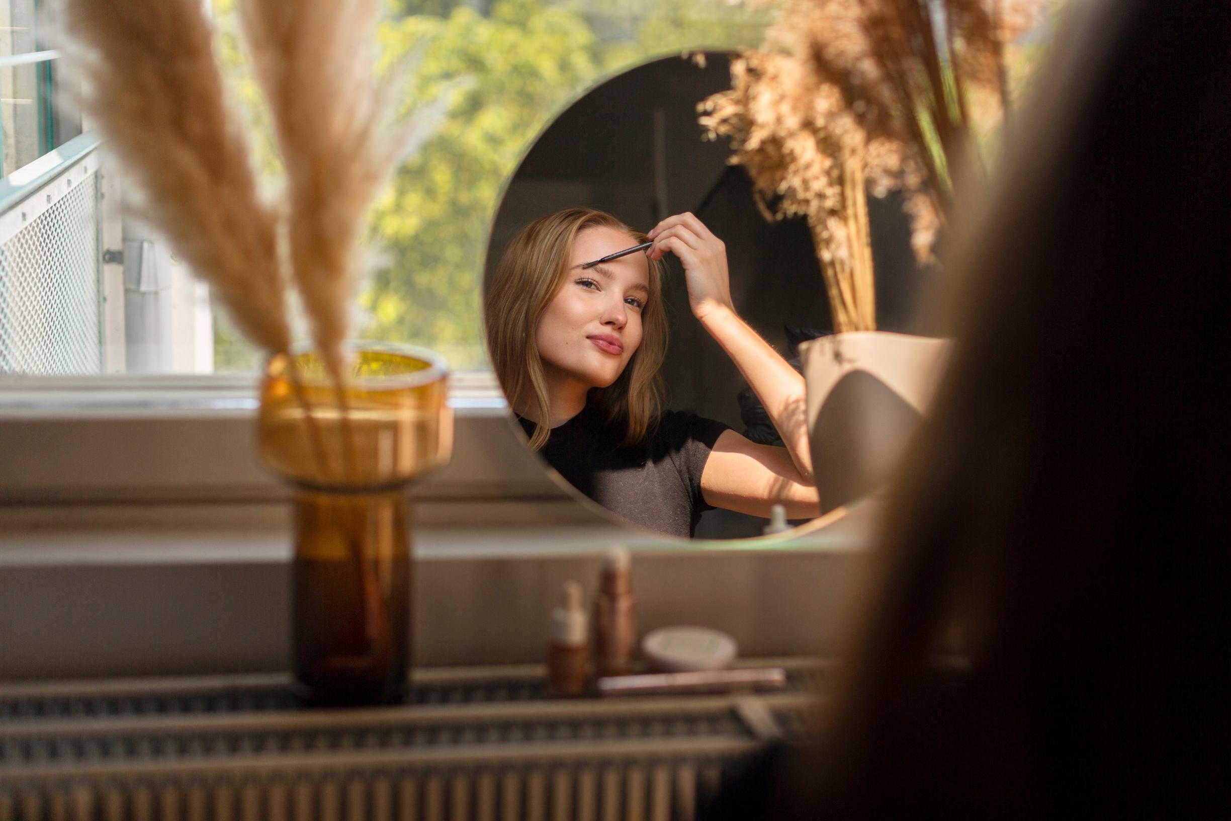 Kauneusvaikuttaja Olivia Bigovic laittaa kulmansa joka kodista löytyvällä raaka-aineella: "Moni kysyy, käynkö laminoinnissa"