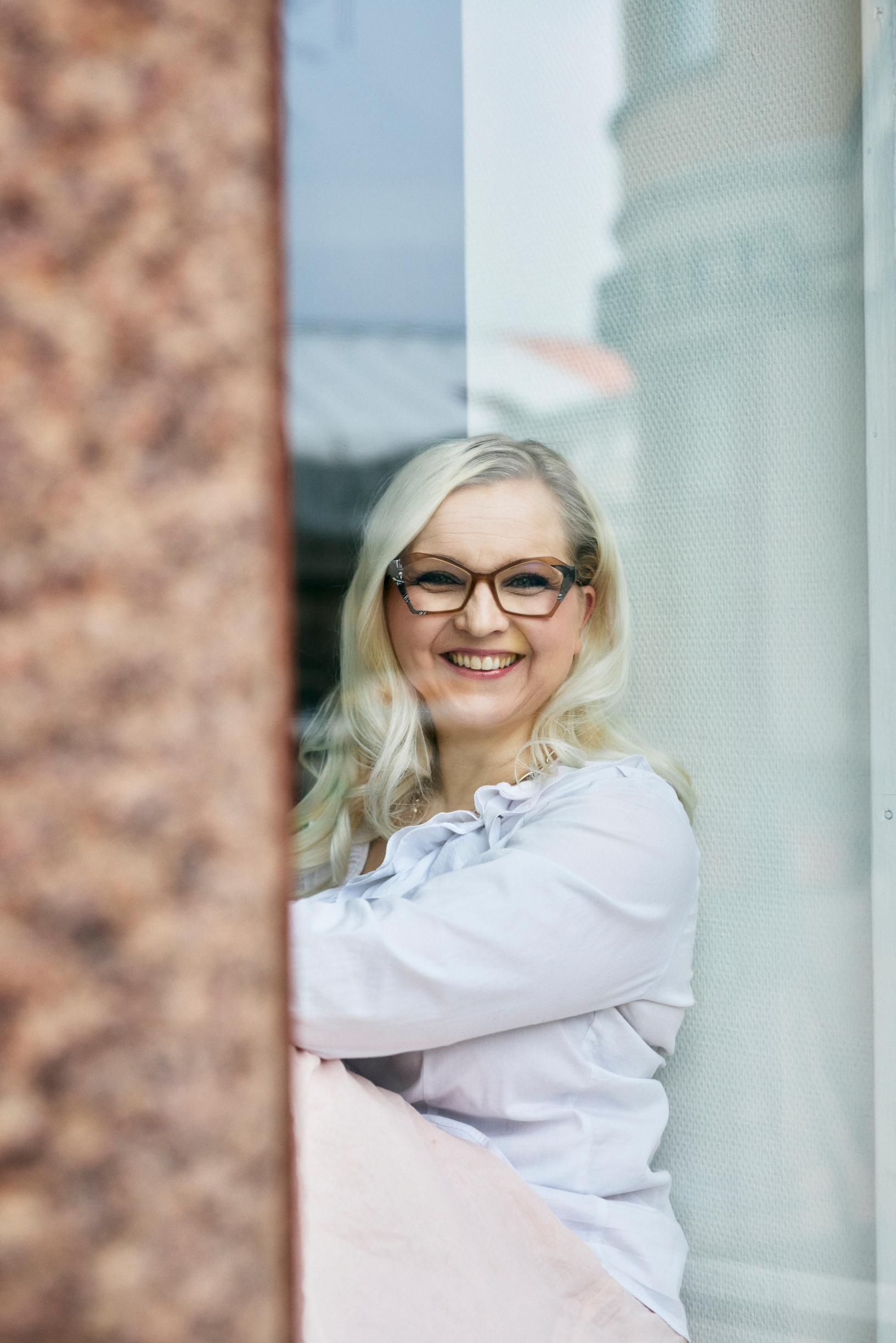 Maria istuu ikkunan takana