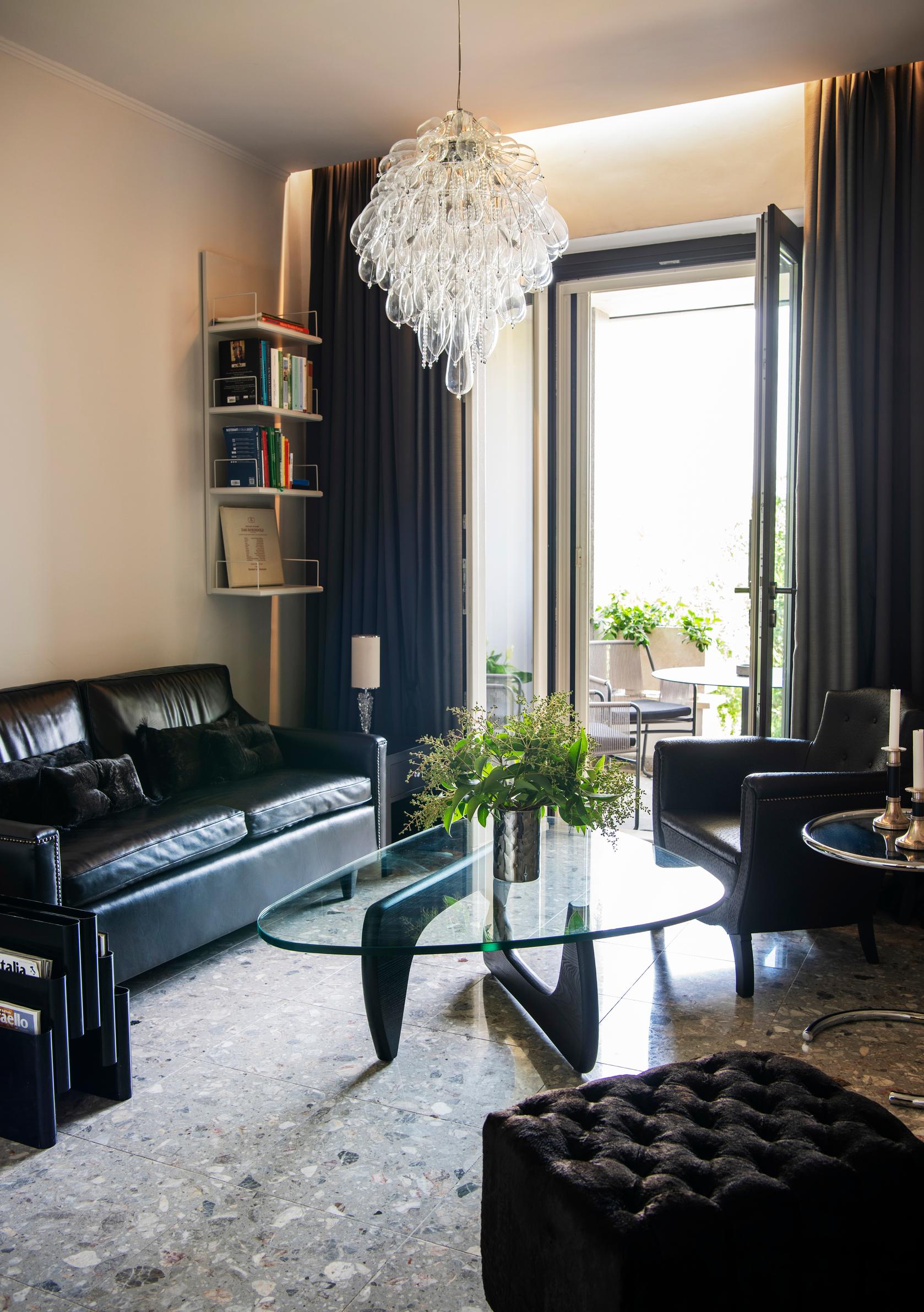 Olohuoneessa oleva Vitran Noguchi-pöytä oli ennen Rytsölöiden aiemmassa kodissa Kruununhaassa. Sinne Carola myös suunnitteli alun perin neliskulmaisen rahin, joka on nyt osa hänen Fleming Collection -kalustemallistoaan. Terassilta lähtee polku uima-altaalle.